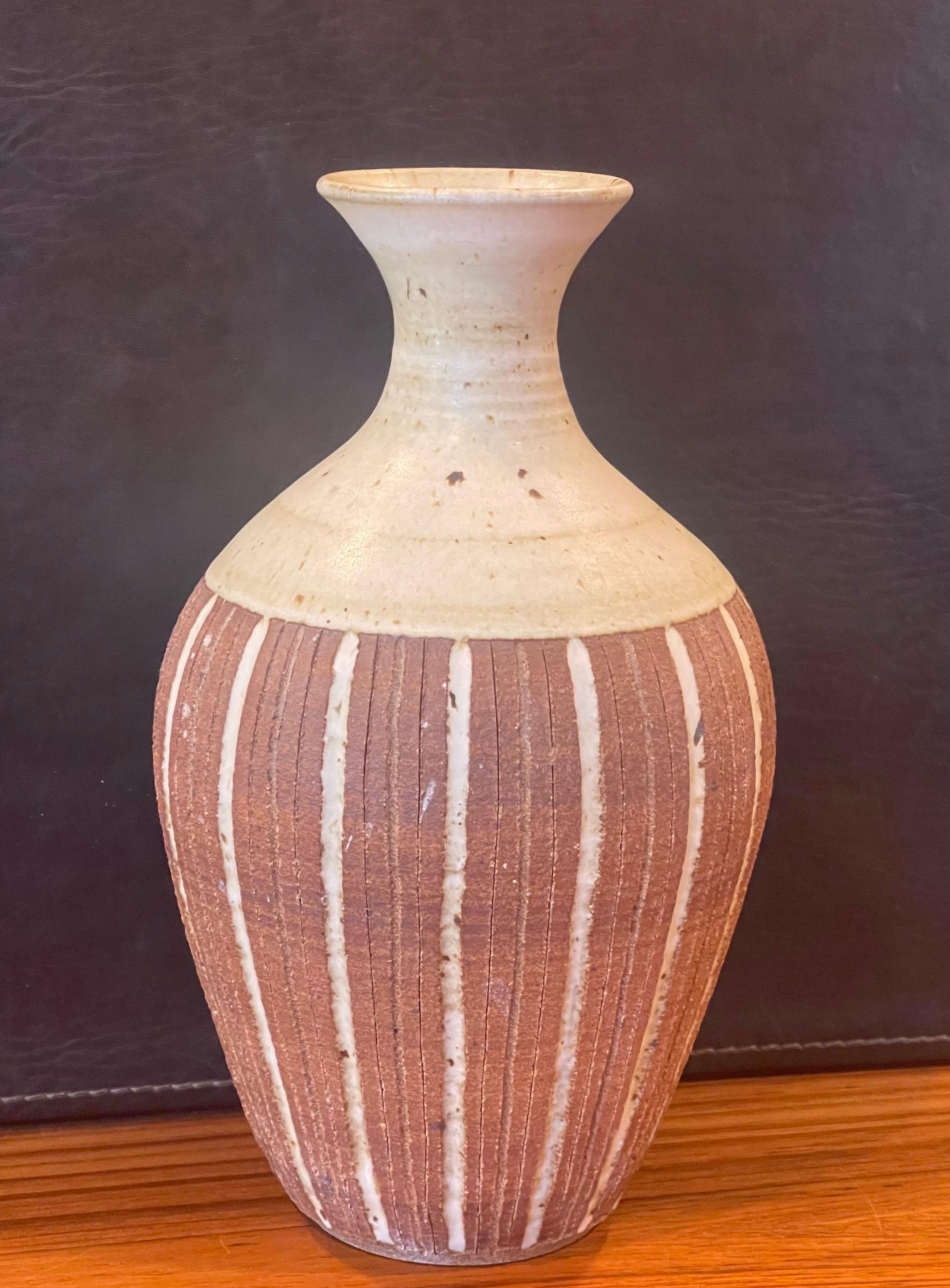 Mid-Century Modern Vase en grès California Studio Pottery de Barbara Moorefield en vente
