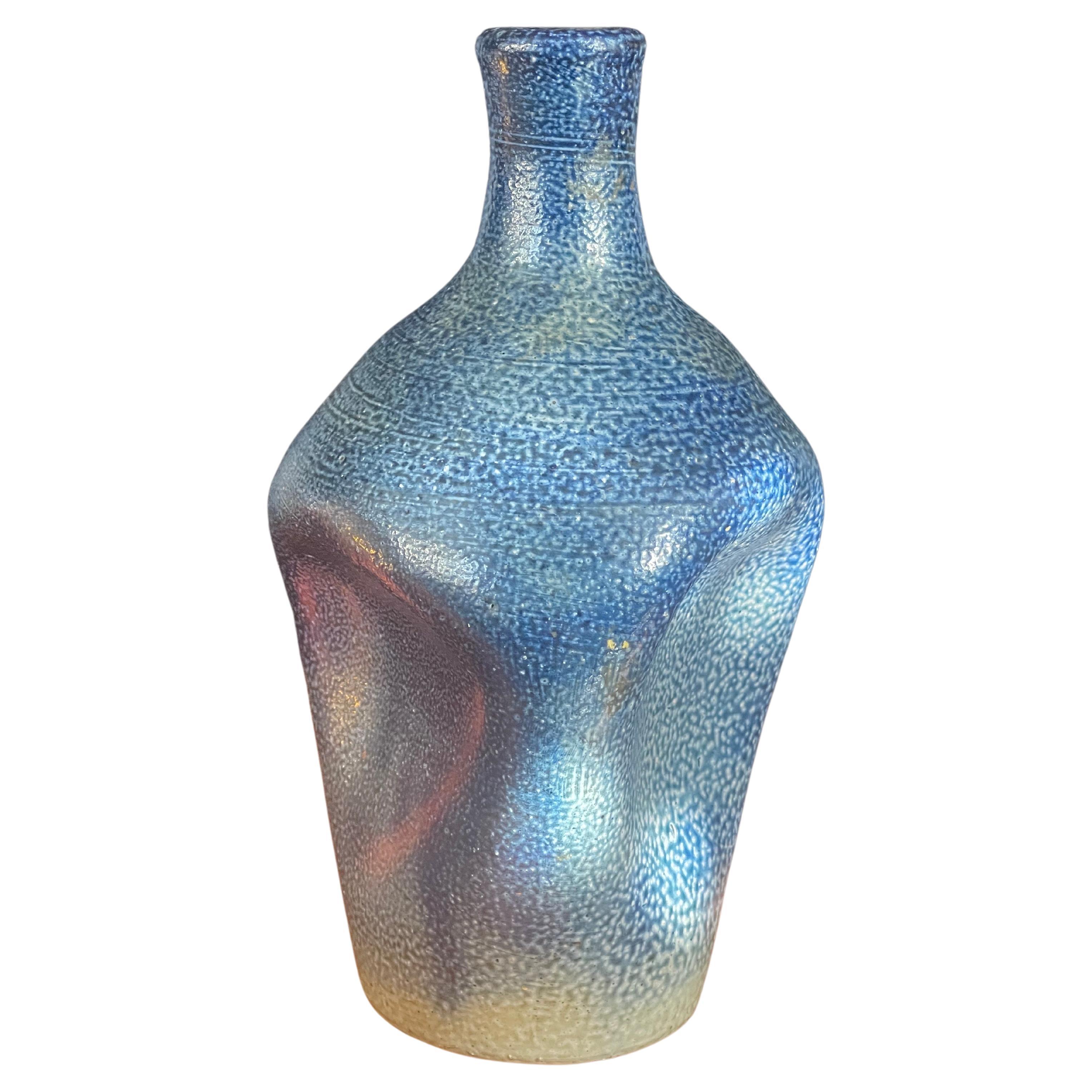 Un vase en poterie de studio californien avec des côtés à fossettes vers les années 1960. Cette pièce très unique mesure : 4.5 