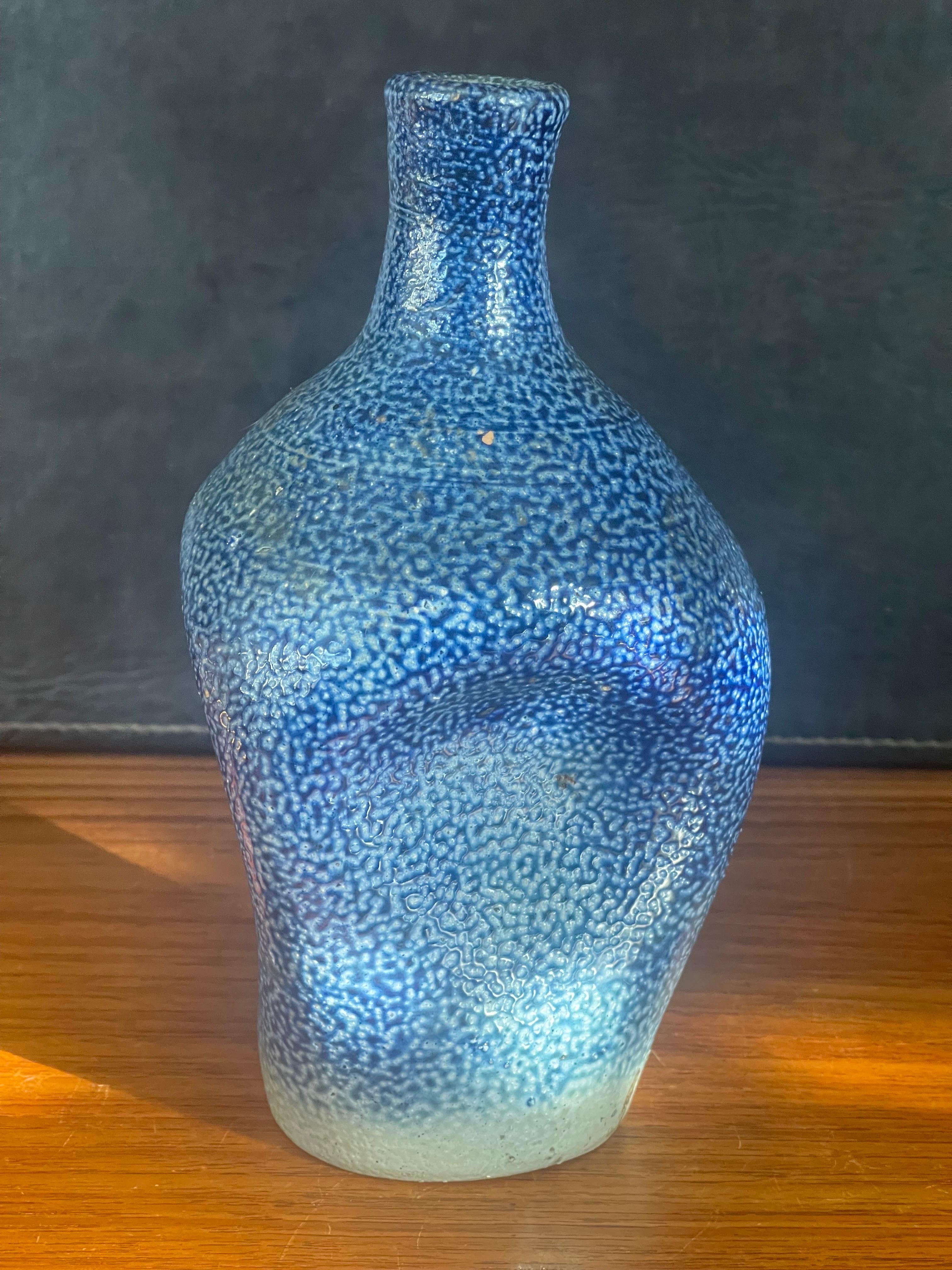 Mid-Century Modern Vase en poterie d'atelier de Californie avec côtés évasés en vente