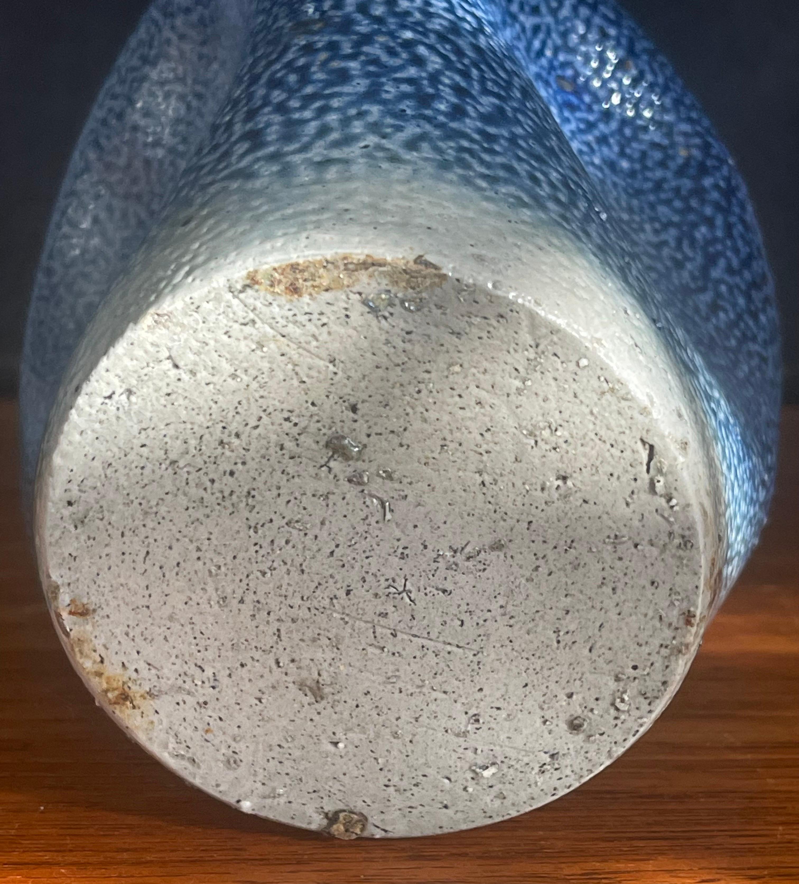 Poteries Vase en poterie d'atelier de Californie avec côtés évasés en vente