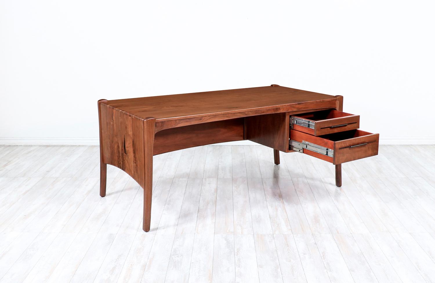 Executive-Schreibtisch aus geformtem Nussbaumholz von Anthony Khan, California Studio California (Moderne der Mitte des Jahrhunderts) im Angebot