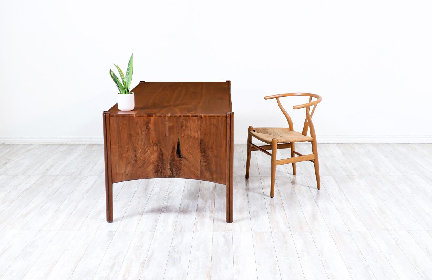 Executive-Schreibtisch aus geformtem Nussbaumholz von Anthony Khan, California Studio California (Ebenholz) im Angebot