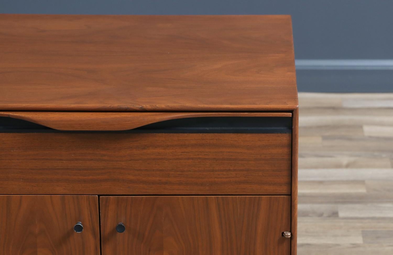 Californian Modernist Walnut Night Stands by John Kapel 4
