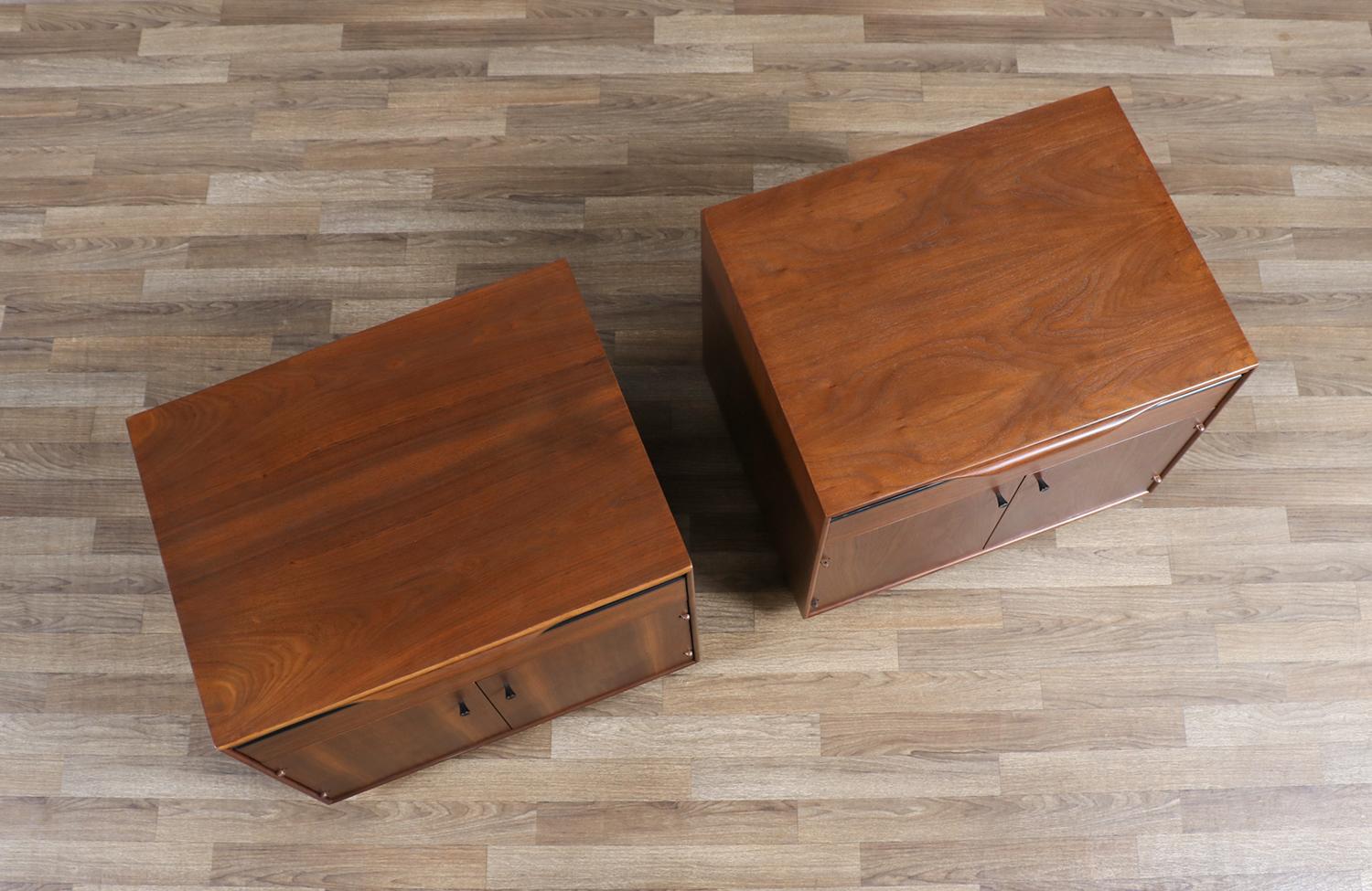 Californian Modernist Walnut Night Stands by John Kapel In Excellent Condition In Los Angeles, CA