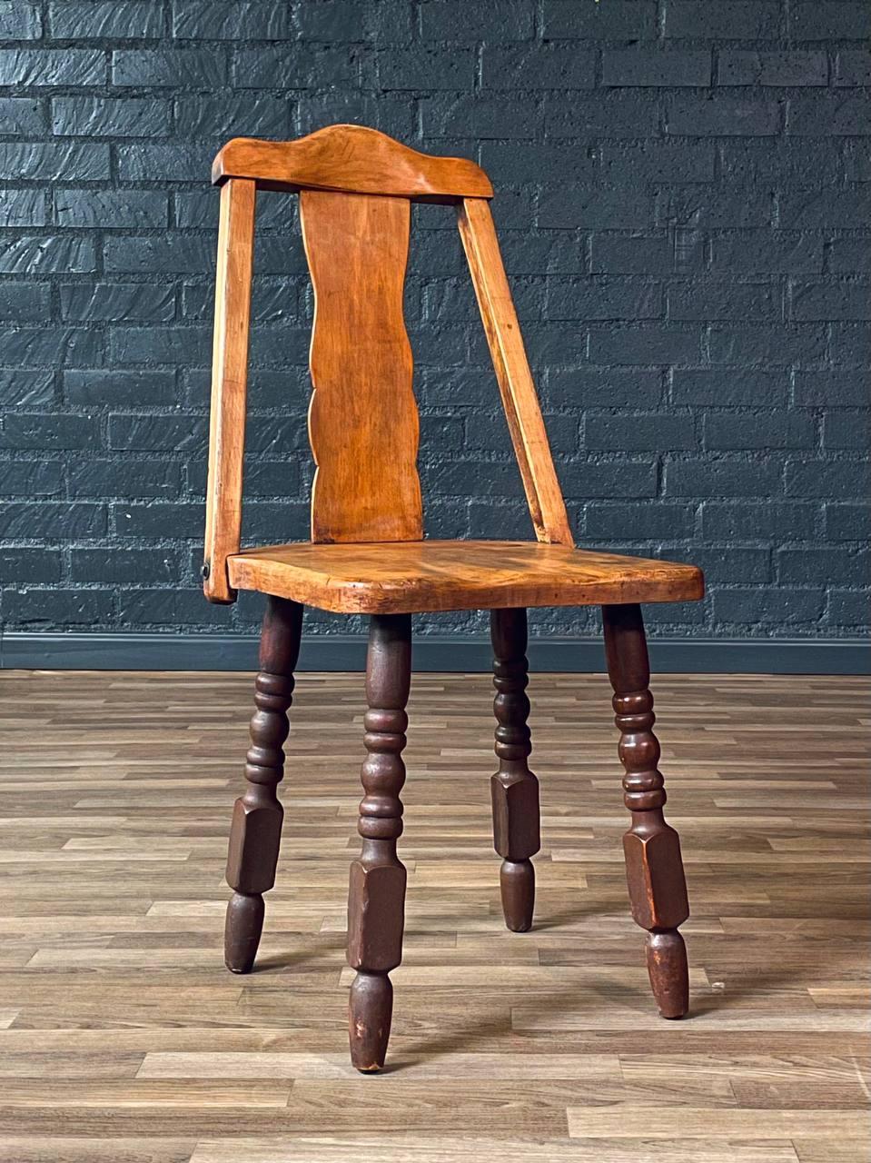 Autre Chaise d'appoint californienne Monterey Spanish Revival en érable avec pieds tournés en vente