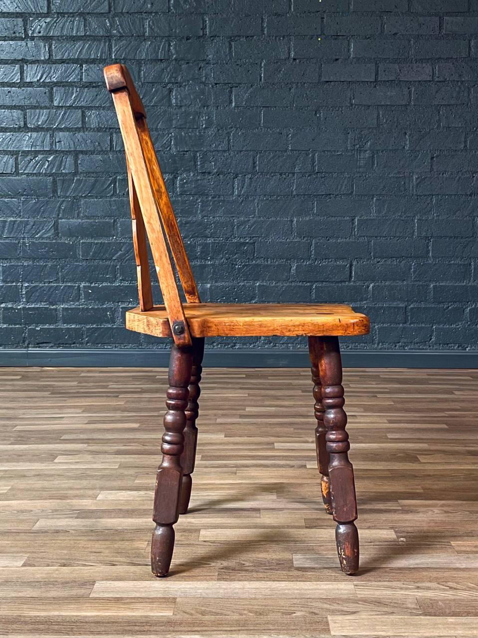 Américain Chaise d'appoint californienne Monterey Spanish Revival en érable avec pieds tournés en vente