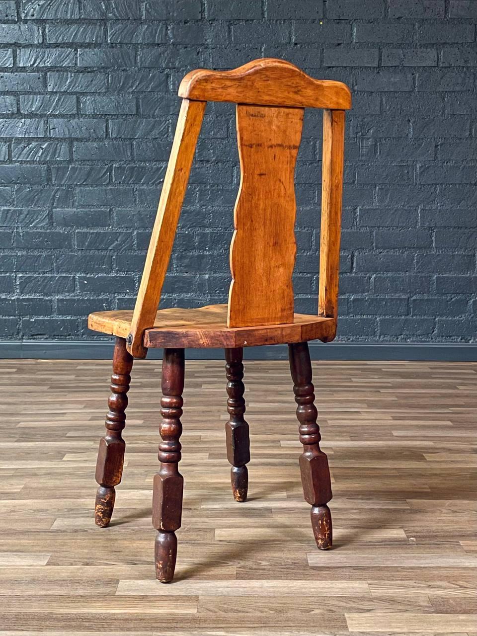 Chaise d'appoint californienne Monterey Spanish Revival en érable avec pieds tournés Bon état - En vente à Los Angeles, CA