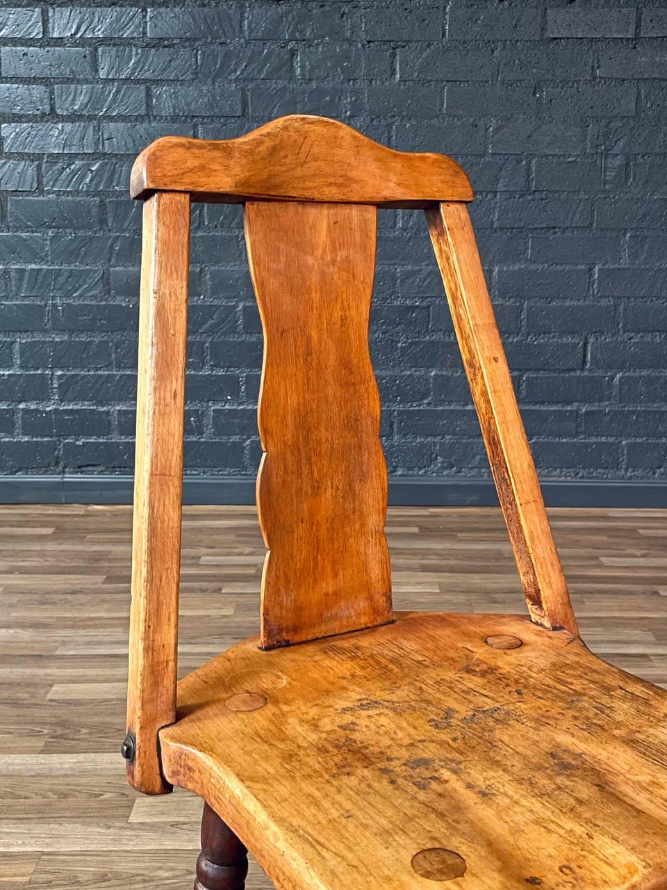 Début du 20ème siècle Chaise d'appoint californienne Monterey Spanish Revival en érable avec pieds tournés en vente