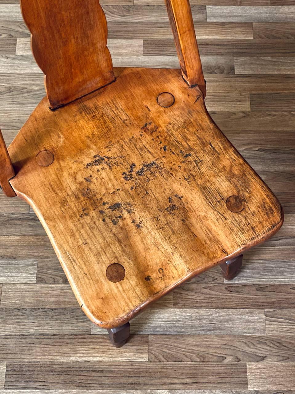 Érable Chaise d'appoint californienne Monterey Spanish Revival en érable avec pieds tournés en vente