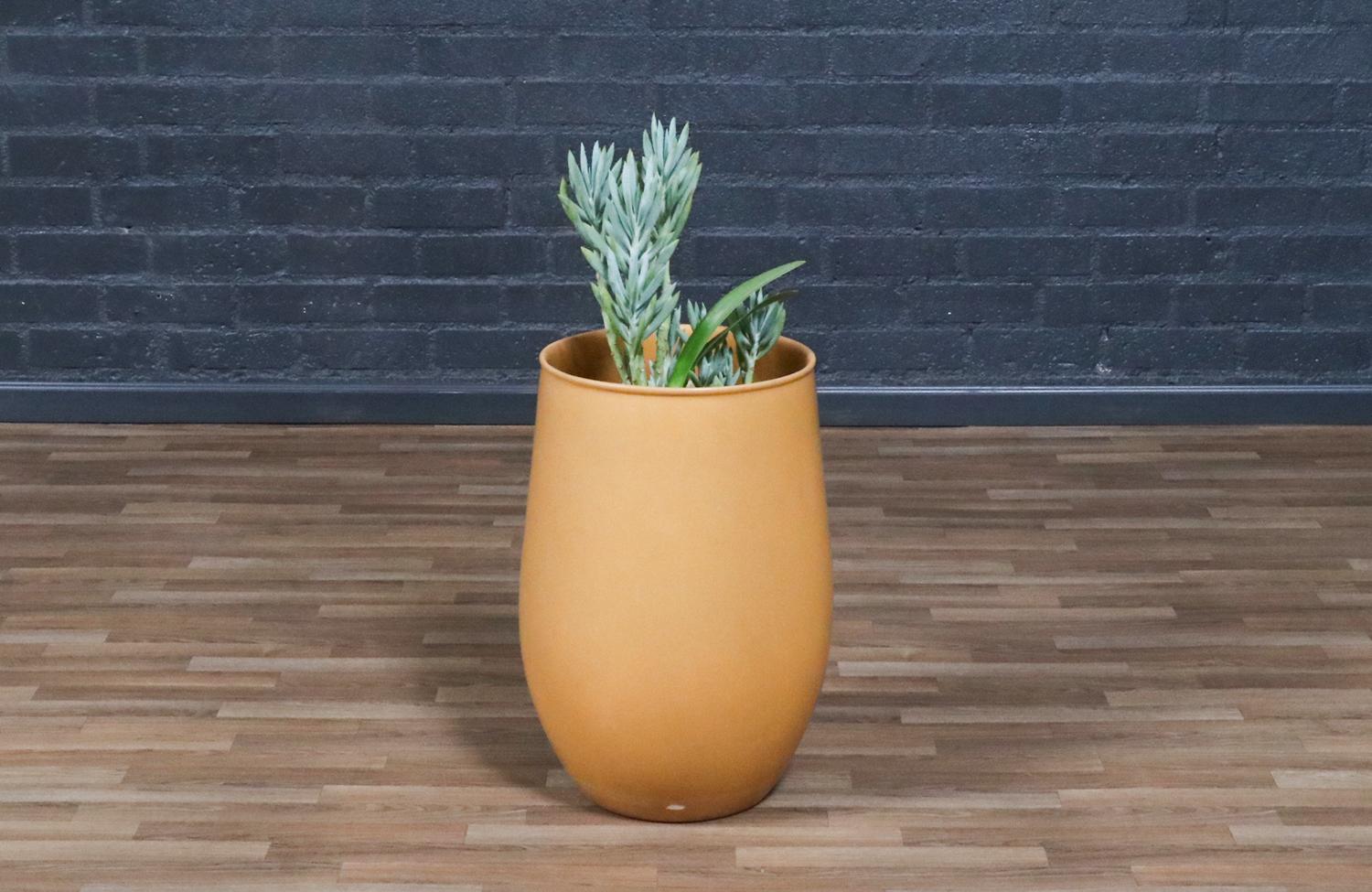 Maceta de mostaza Californian Pro Artisan de David Cressey y Raul Coronel Moderno de mediados de siglo en venta