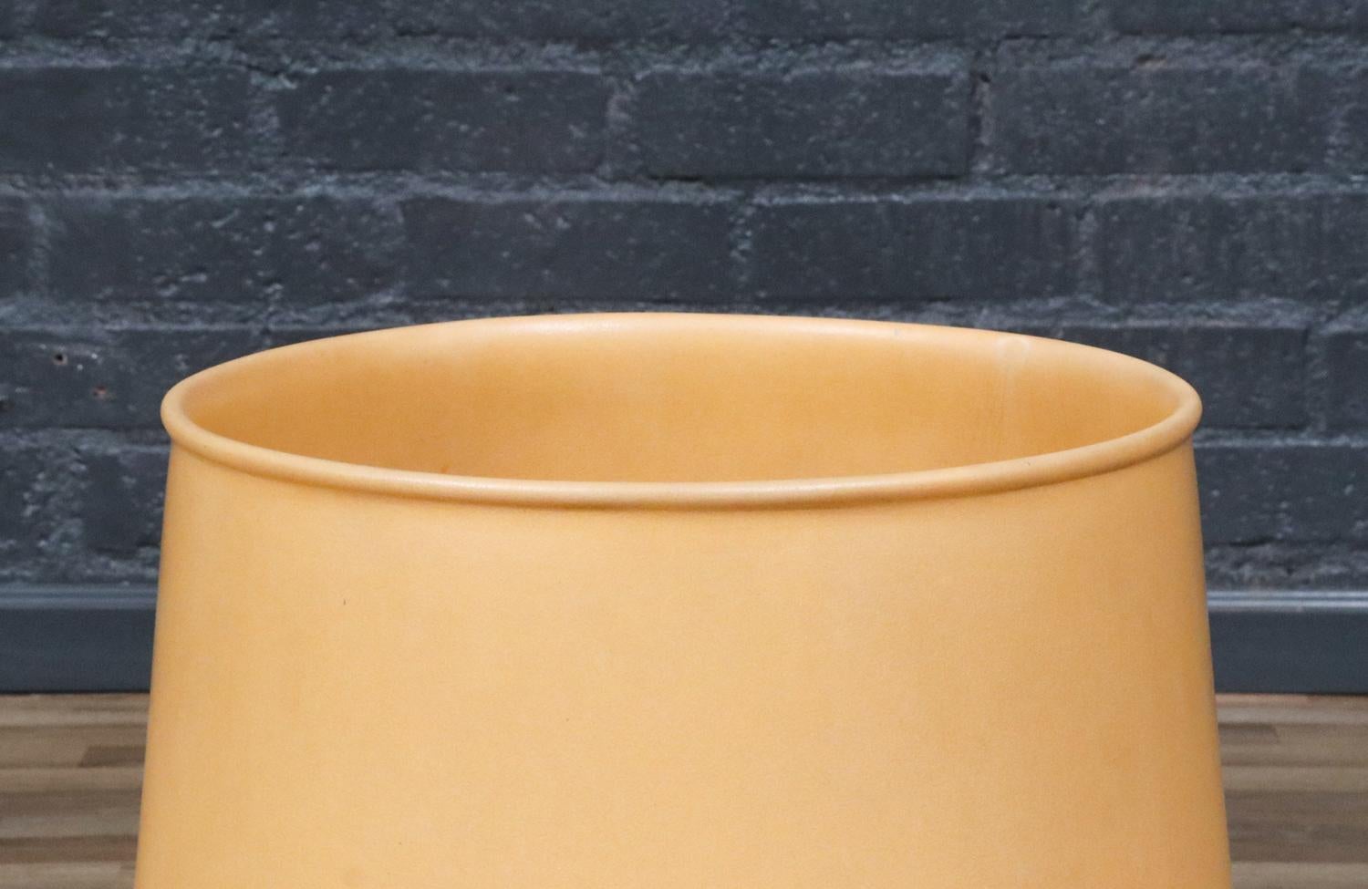 Maceta de mostaza Californian Pro Artisan de David Cressey y Raul Coronel Gres en venta