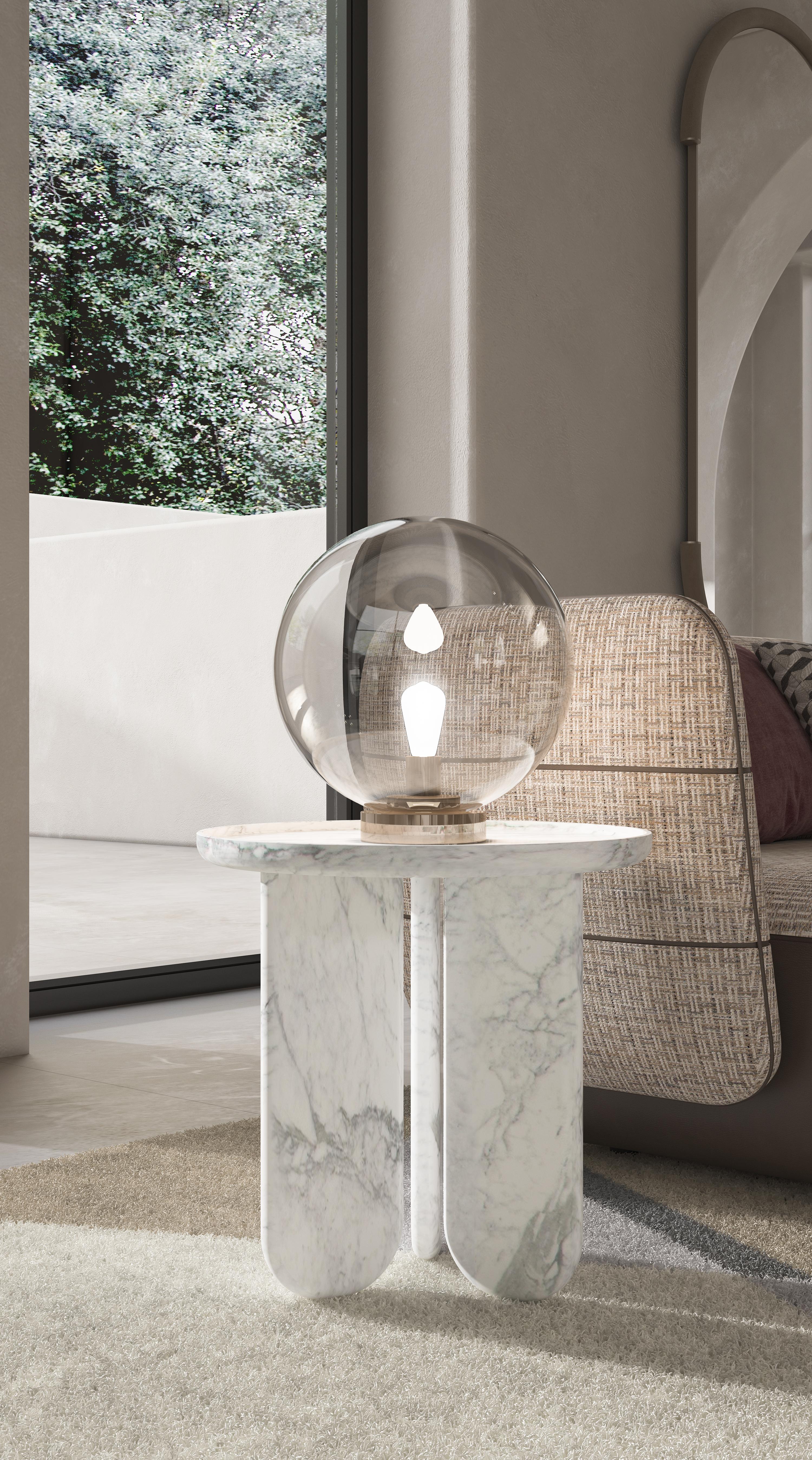 Petite table basse ronde entièrement réalisée en marbre, cette pièce respire l'élégance et la sophistication intemporelle. Disponible dans une variété de types de marbre, chacun avec ses propres variations de veines et de couleurs, il offre une