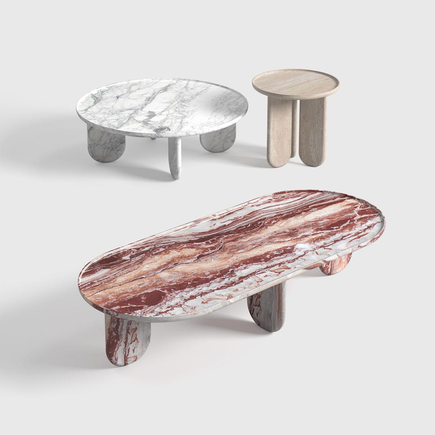 La table basse ronde permet d'améliorer l'espace. Entièrement réalisés en marbre rouge Arabescato Orobico, le plateau et la structure présentent un étonnant éventail de motifs naturels et de riches couleurs. Son design élégant et ses matériaux de