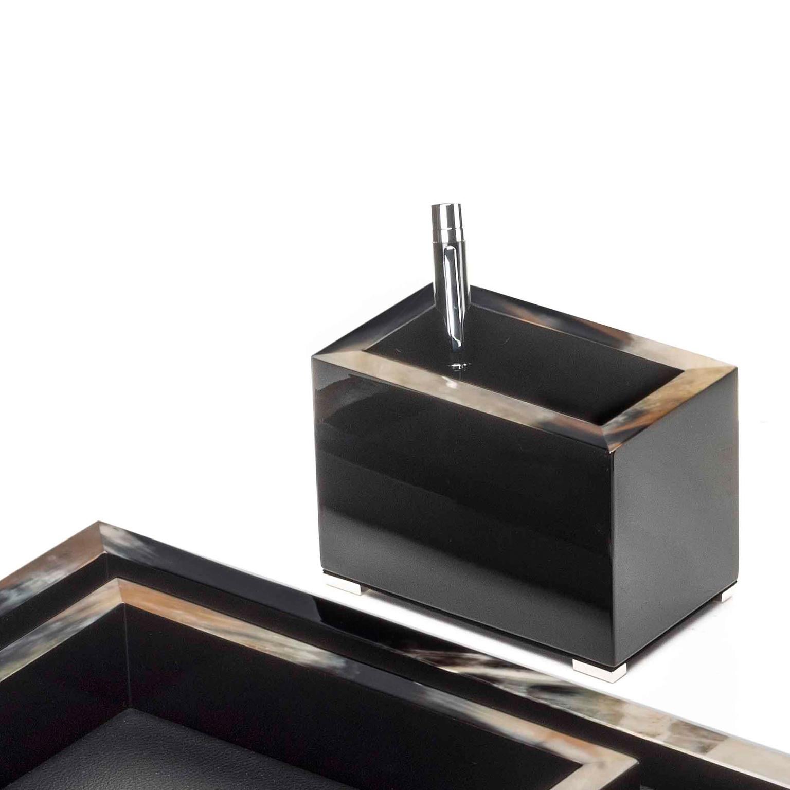 Calipso Pen Holder in Black Lacquered Wood with Corno Italiano Inlays, Mod 5305s In New Condition For Sale In Recanati, Macerata