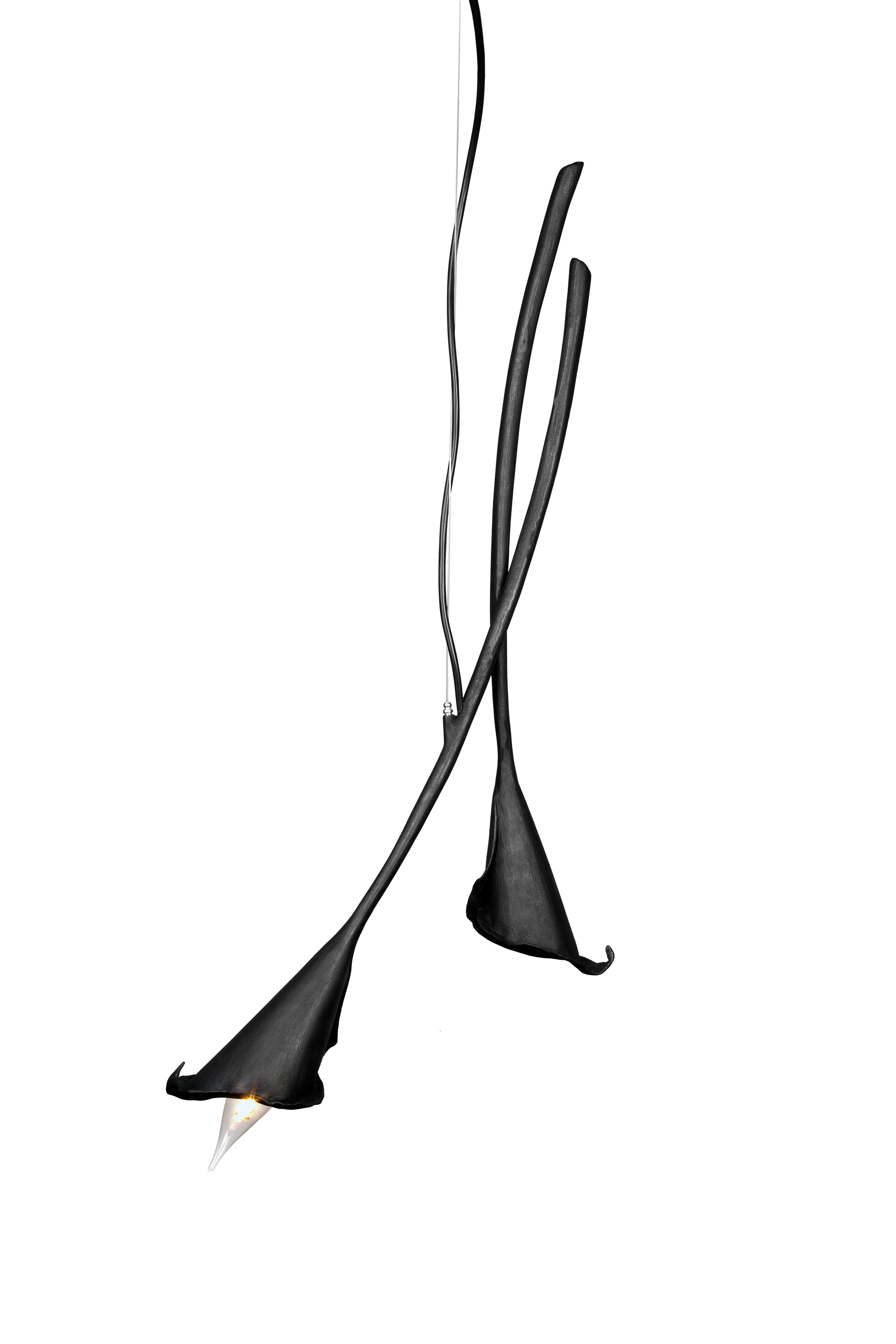 Esculpidos a mano en escayola, puedes elegir entre un solo elemento o un par de Calla Lily Light, lo que permite infinitas posibilidades para crear tu propia composición. La pareja de lámparas colgantes Calla Lily se compone de una sola cala con luz