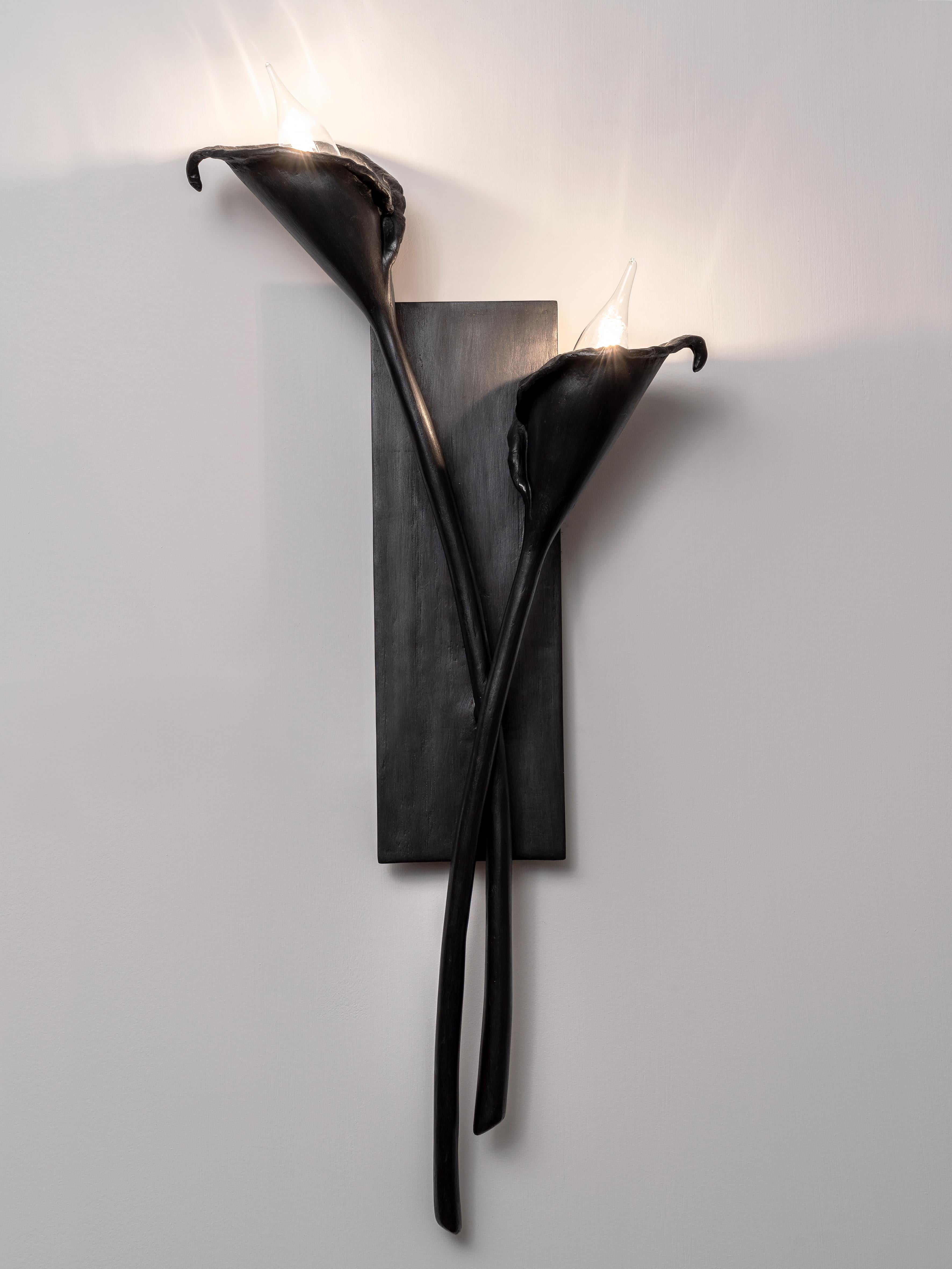 Formas orgánicas y motivos naturales. Puedes elegir entre un solo elemento o un par de apliques/luces Calla Lily. Disponible en acabado de yeso blanco y negro. 
Cada pieza se corta a mano, se martilla individualmente, se moldea a mano y luego se