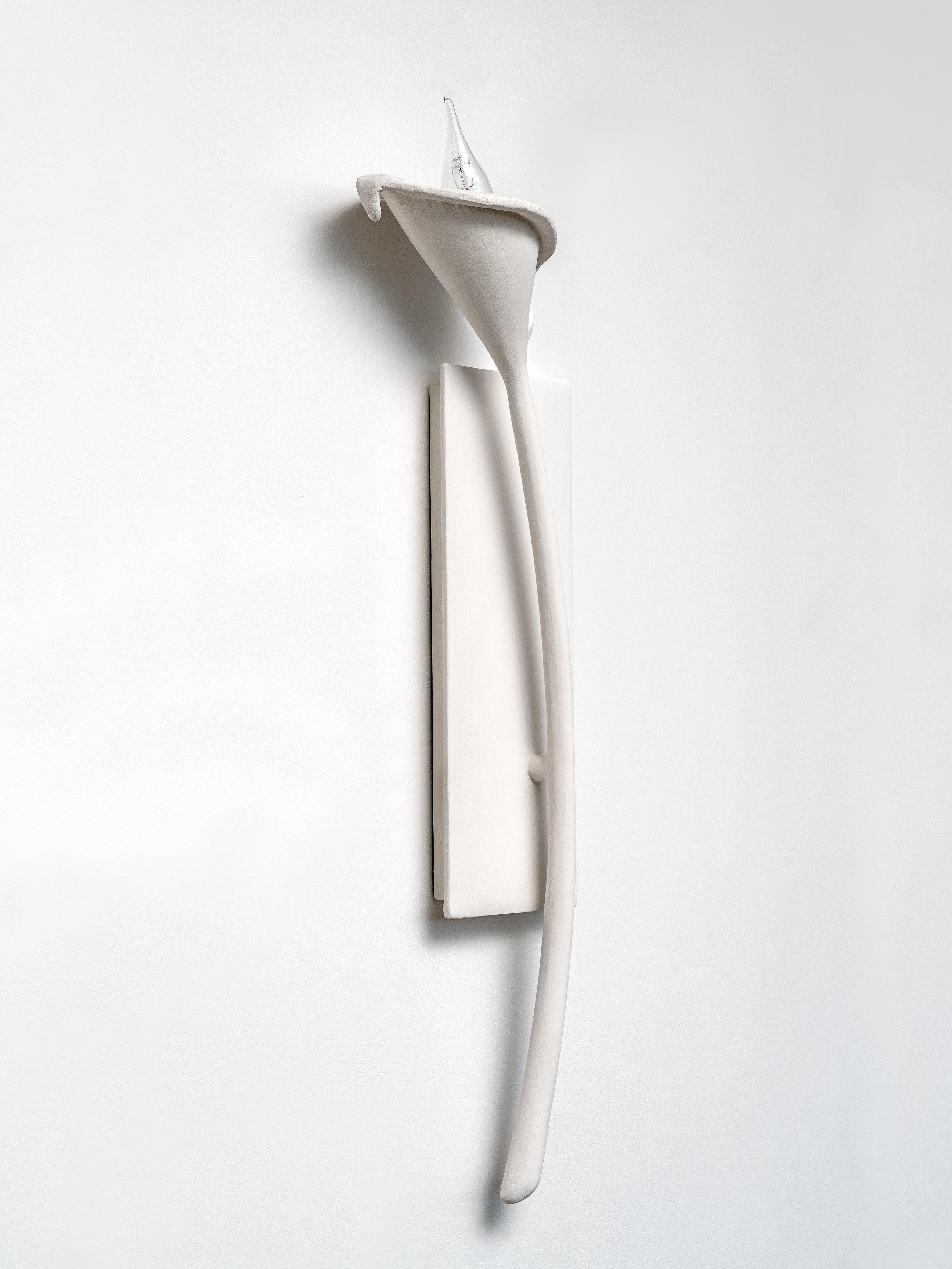 Organique L'applique contemporaine Calla Lily en plâtre blanc, version gauche, Benediko en vente