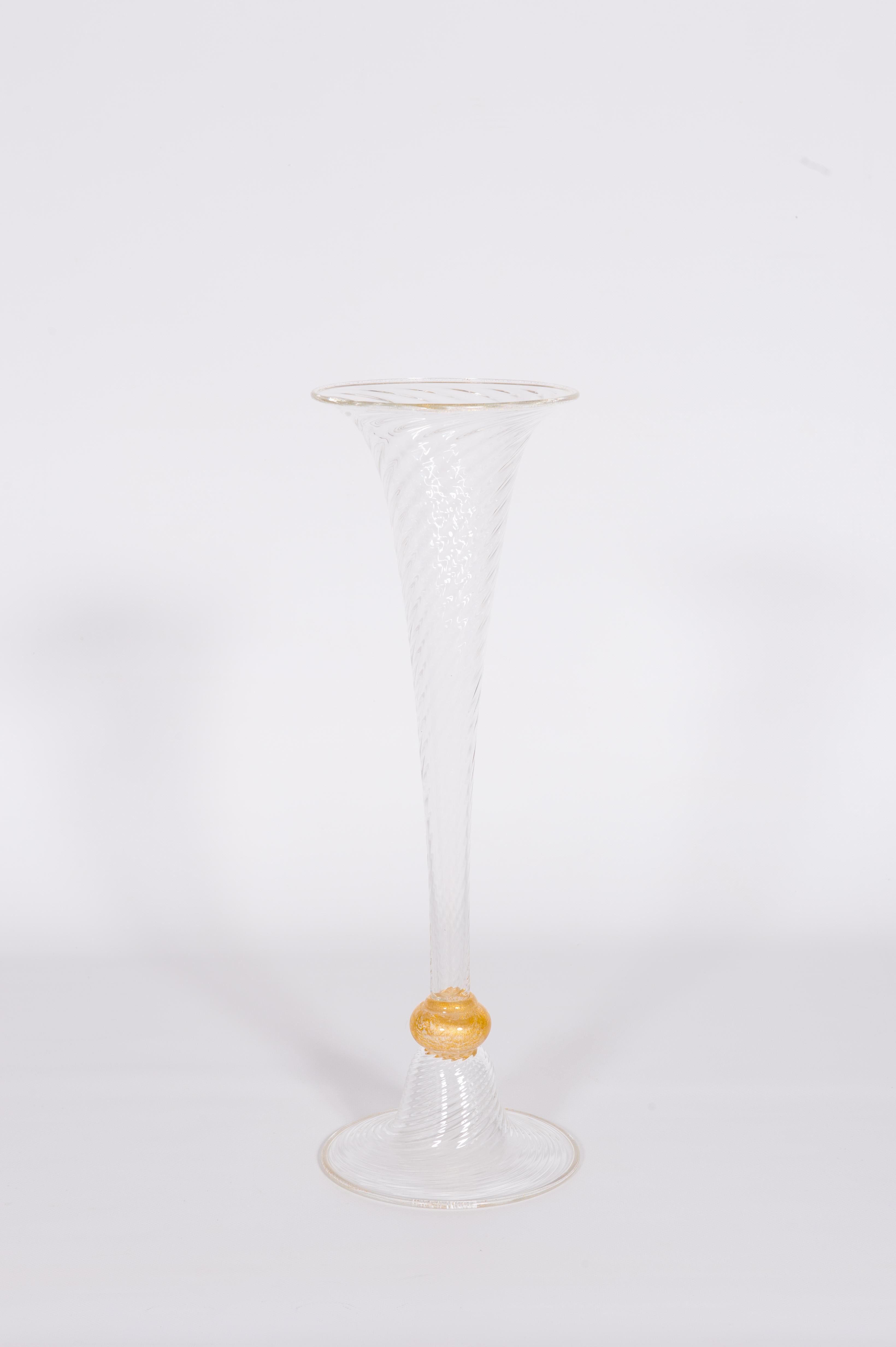 Vaso Tallo Lirio de Murano Transparente y Dorado Italia Siglo XXI

Totalmente hecho a mano en Murano, la isla italiana por excelencia de la producción de vidrio soplado, este refinado vaso de tallo es una auténtica creación. La autenticidad del vaso