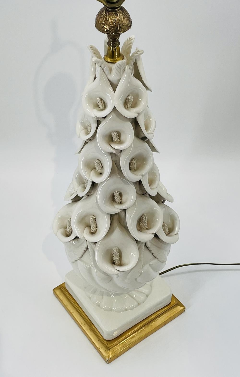 Milieu du XXe siècle Lampe de table Calla Lily par Bondia/Manises, Espagne, années 1960