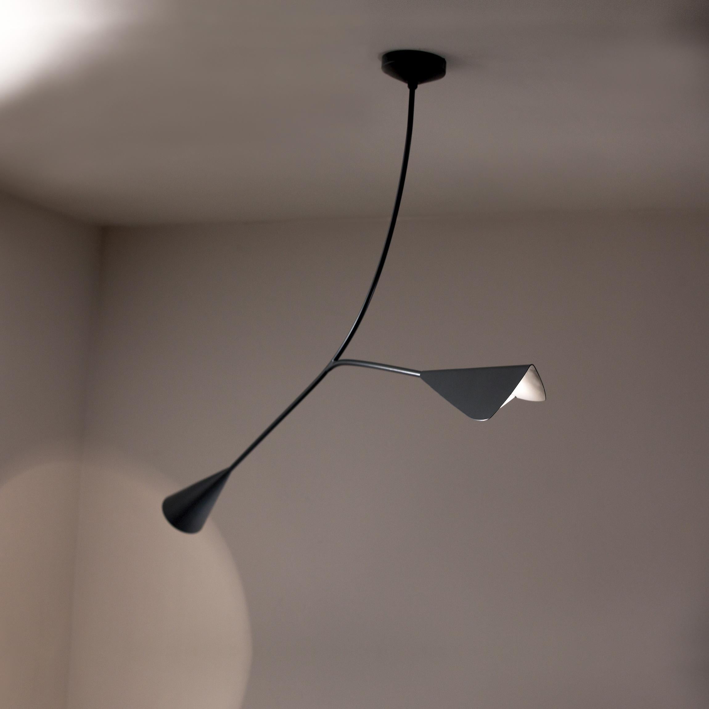 
La lámpara de techo Calla de Greyge es un sorprendente ejemplo de iluminación minimalista italiana de lujo. Inspirado en las elegantes curvas de la cala, sus dos conos asimétricos se extienden en direcciones opuestas, creando una silueta escultural