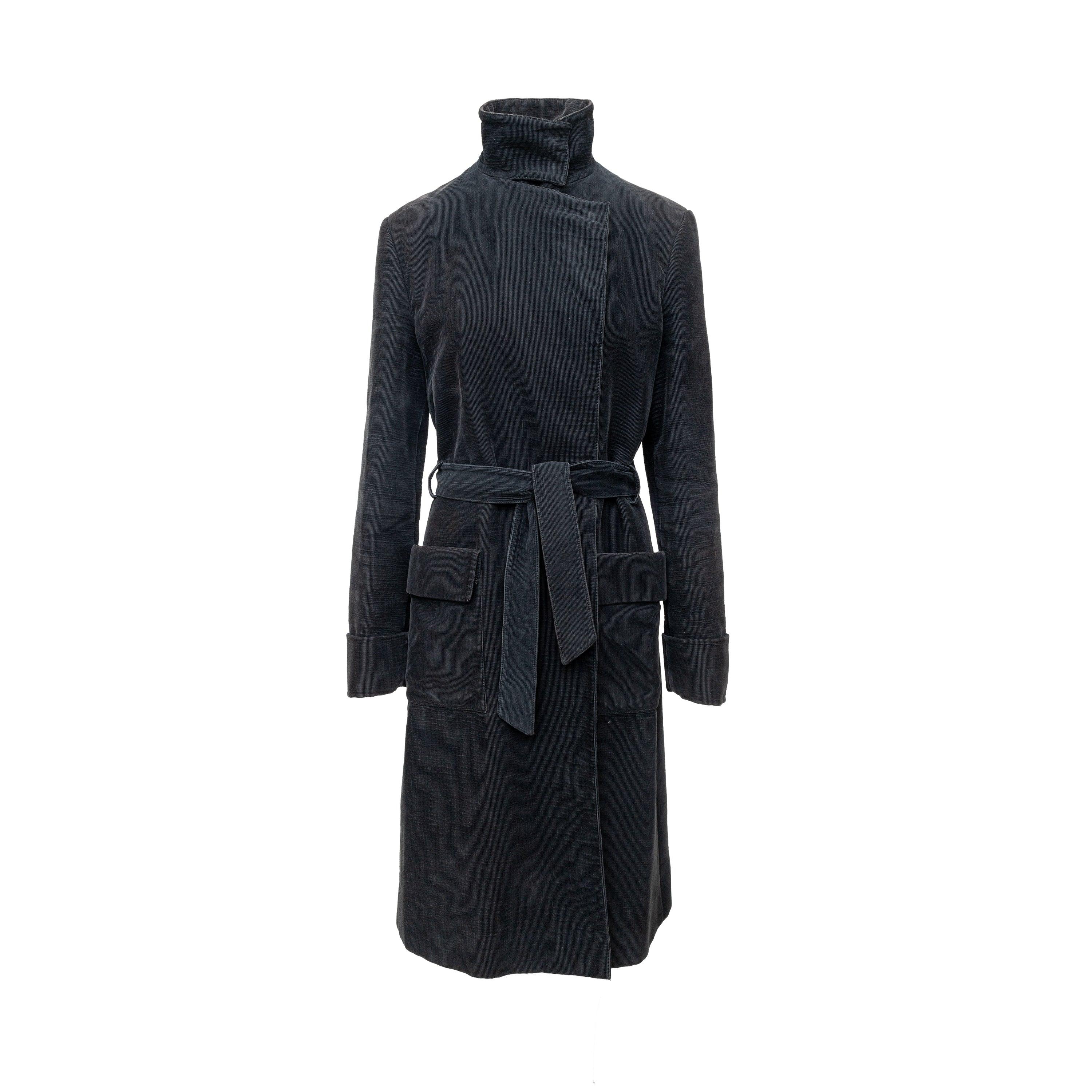 Sii sempre chic con il cappotto di velluto a coste Callaghan, disegnato da Nicolas Ghesquière. Realizzato in morbido velluto a coste di cotone, questo cappotto lungo presenta un versatile colletto, una cintura che stringe la vita e pratiche tasche