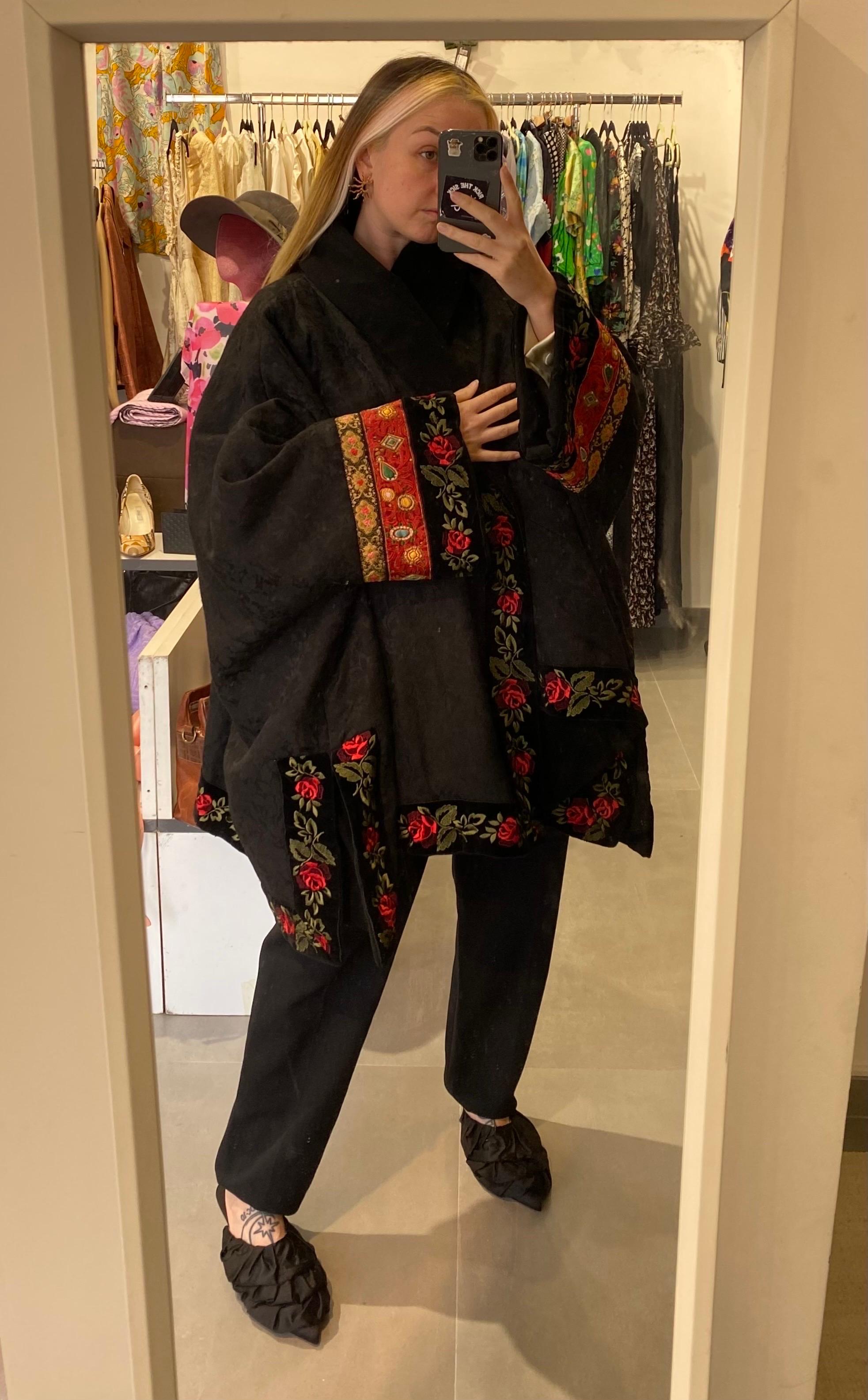 Callaghan Fall Winter 1990 by Romeo Gigli red roses Balck Cape For Sale 4