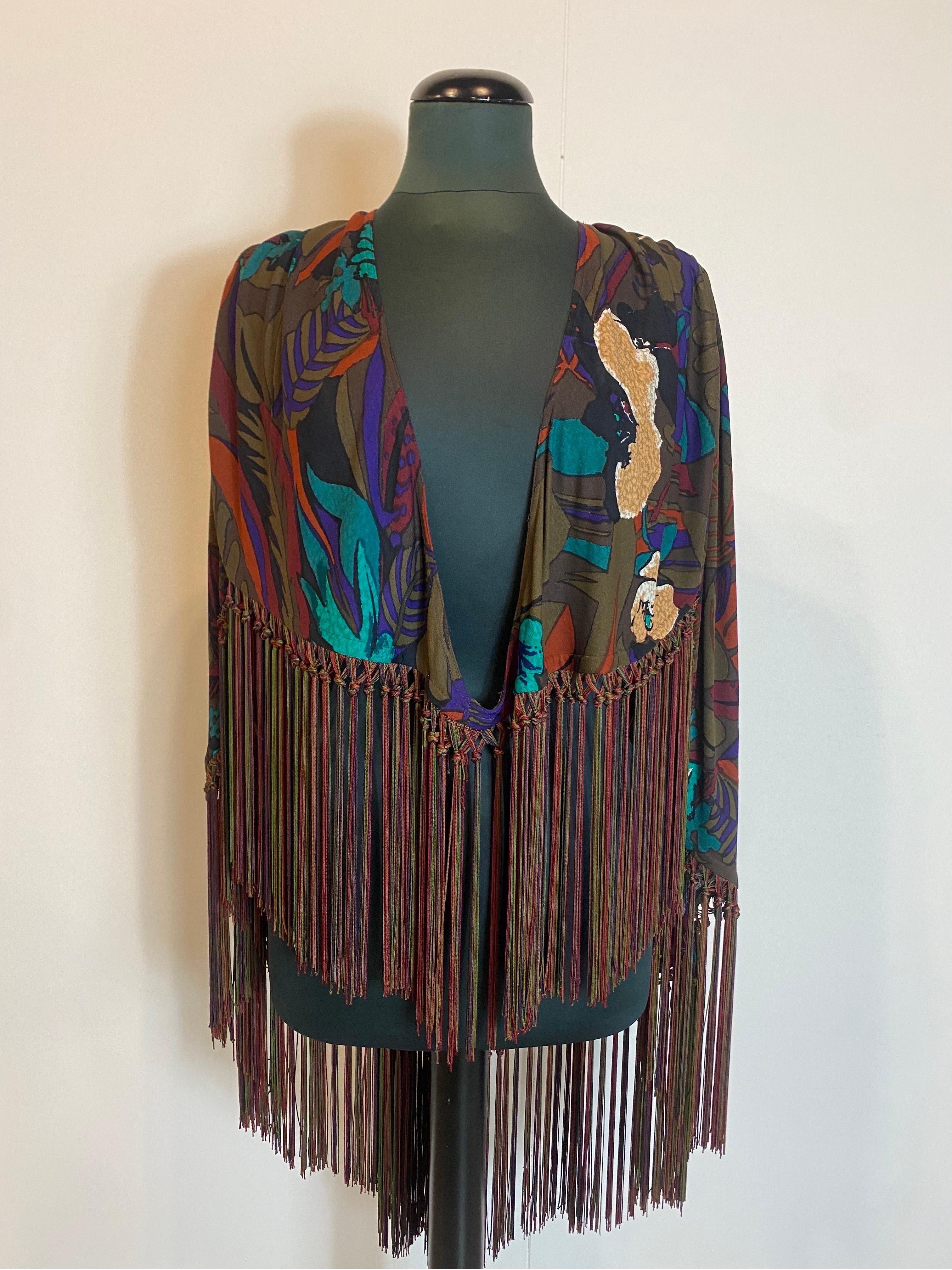 Callaghan floral cape with fringes
In shades of burgundy brown.
Wonderful longer at the back. With gathering along the shoulders.
Size 42
Front length 40cm without fringes
Back length 81cm without fringes
In excellent condition, shows signs of