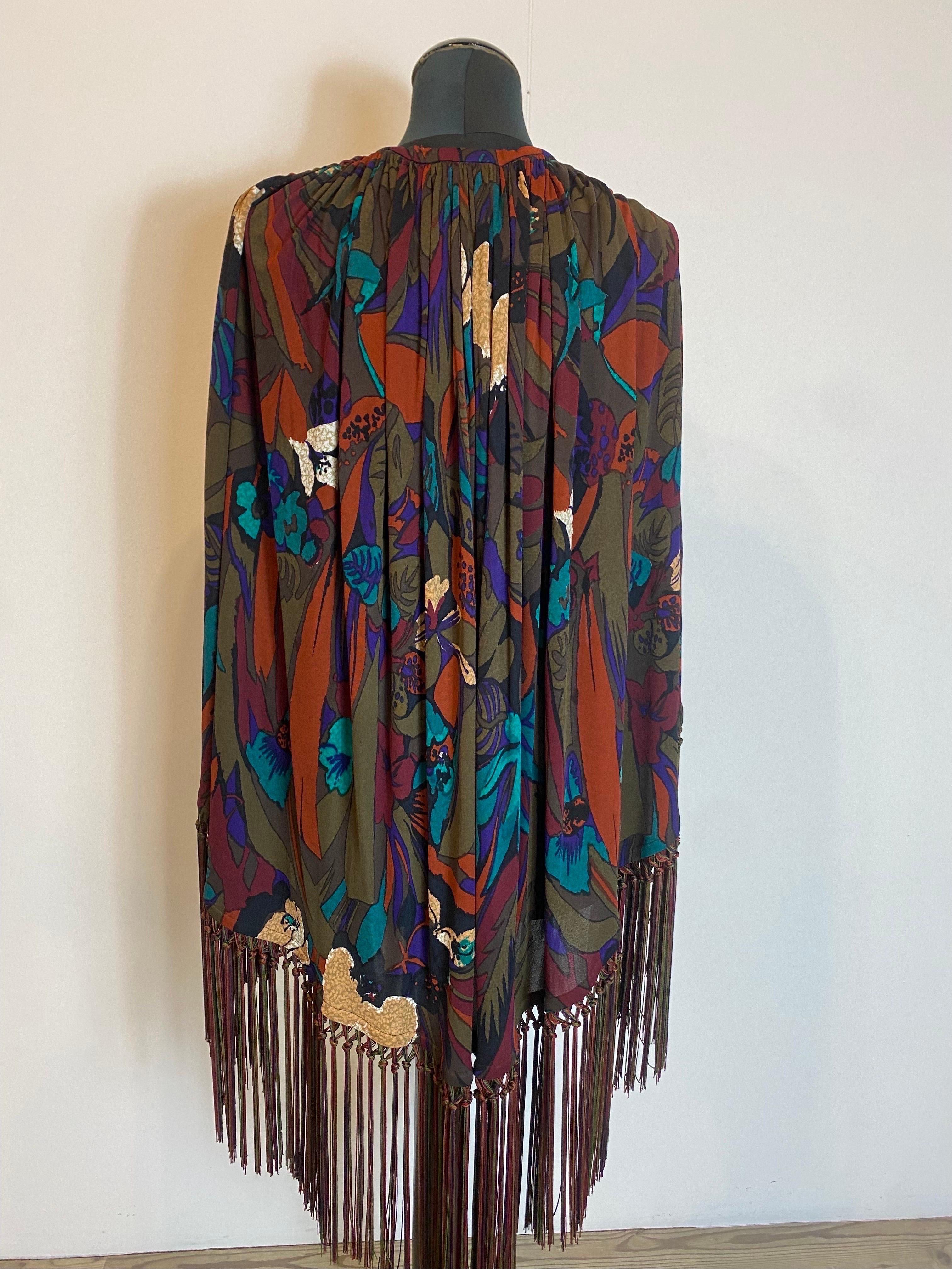Callaghan Floral cape with franges In Excellent Condition For Sale In Carnate, IT