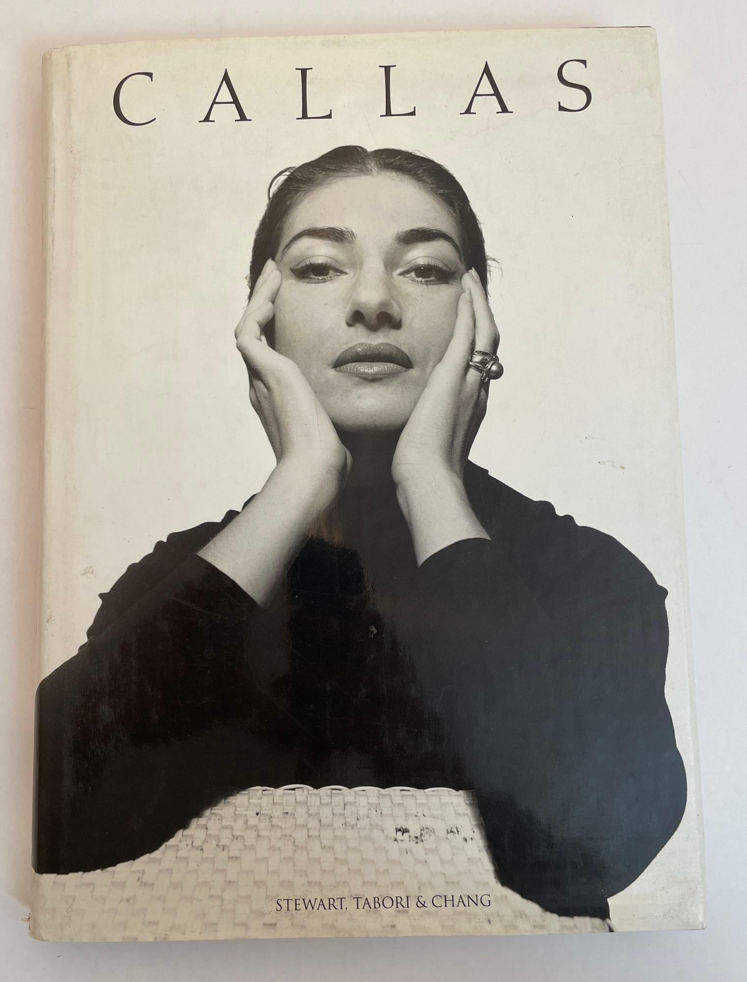 Callas Images of a Legend par Attila Csampai Livre à couverture rigide 1ère édition 1996.
Cette édition spéciale rassemble des photographies des apparitions légendaires de Callas sur scène, des portraits, des instantanés, des photographies de presse