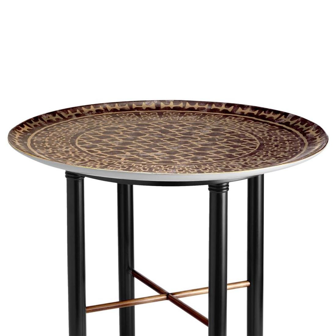 Side table callas large with earthenware top
with brass paint finish. Base in solid mahogany
wood in black paint finish with mahogany crossed
in natural finish.
Also available in side table callas medium on request.