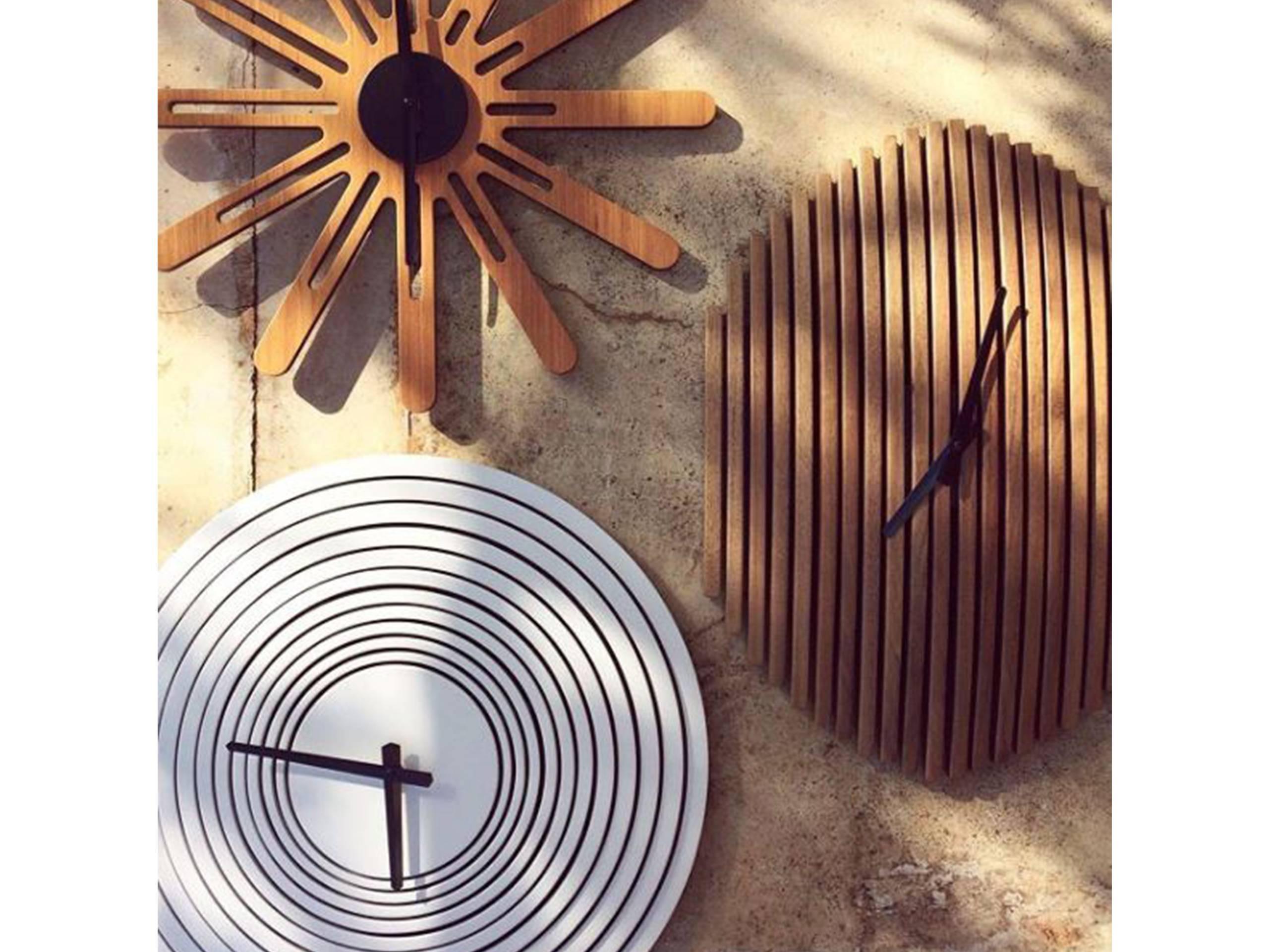 Calli Brazilian Contemporary Wood Wall Clock by Lattoog In New Condition In Sao Paolo, BR