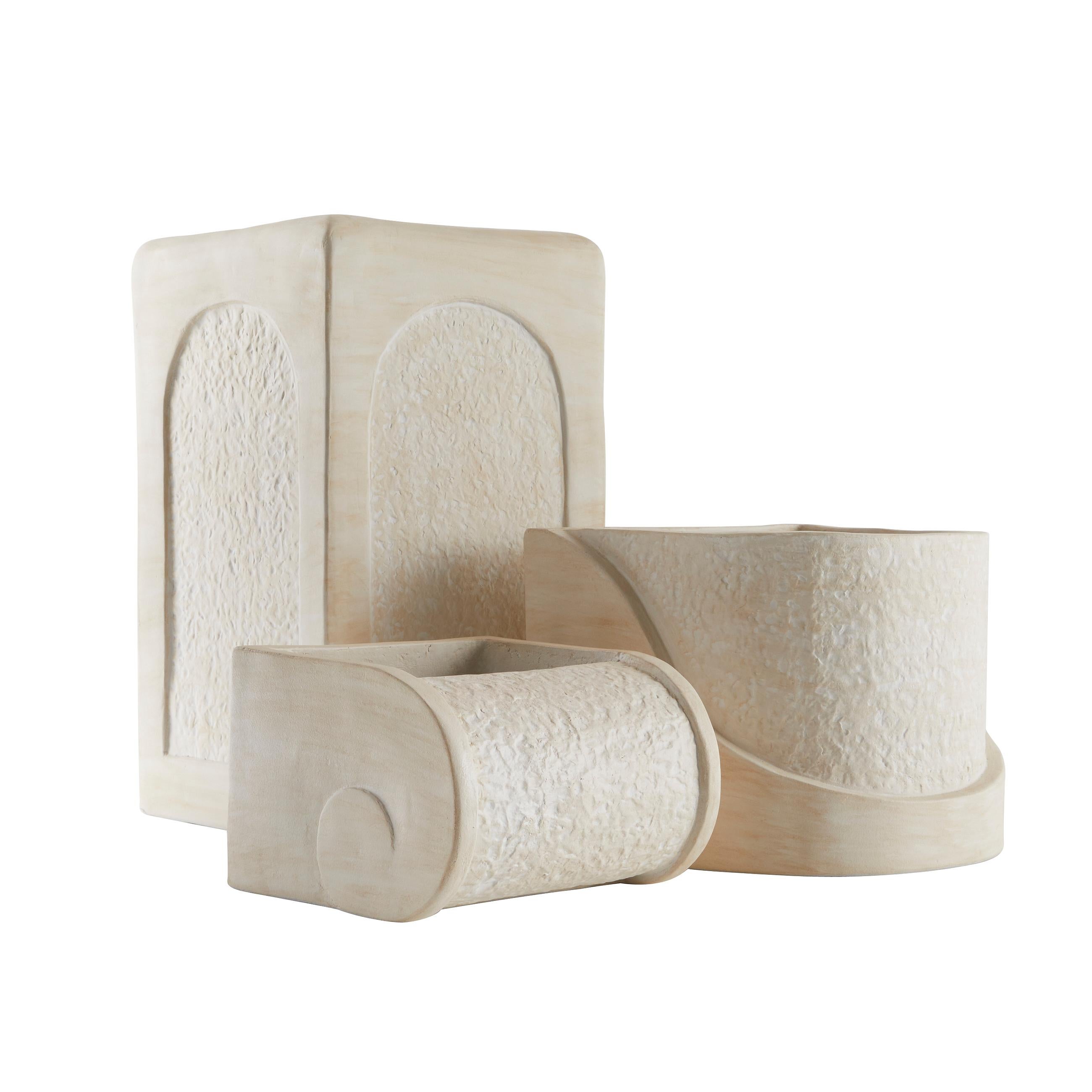 Inspirado en la perdurable elegancia de la antigua arquitectura griega, este conjunto de 3 maceteros clásicos de terracota aporta una estética atemporal a los interiores modernos. Sus líneas limpias y formas estructuradas se inspiran en las columnas