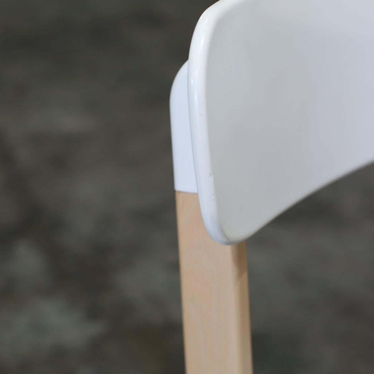 Introducing the Chaise Cream Chair by Calligaris, a stunning addition to any kitchen or dining space. This chair features a sleek and modern design, with a cream-coloured seat and backrest that exudes elegance and sophistication. The sturdy wooden
