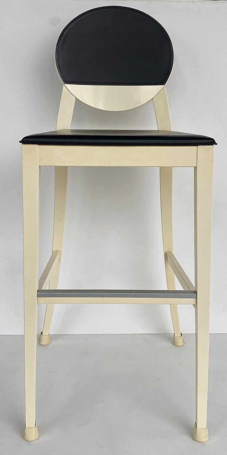 Taburetes de bar tapizados de madera lacada Calligaris fabricados en Italia, (3)

Se ofrece a la venta un conjunto de tres taburetes de bar Calligaris tapizados en madera lacada y piel, de estilo posmodernista. Estos elegantes taburetes de bar,