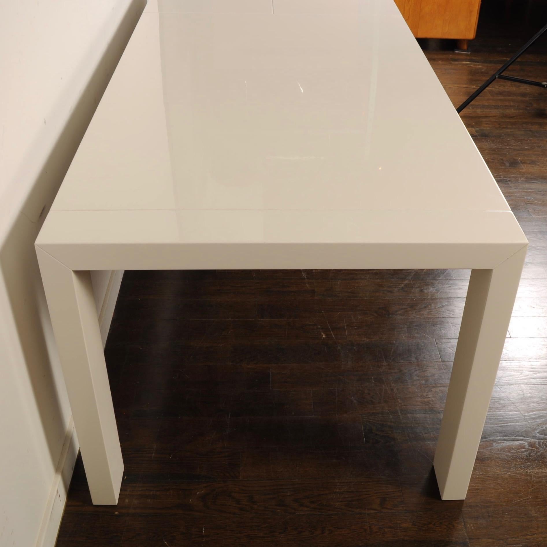Calligaris White Lacquer Butterfly Leaf Dining Table In Excellent Condition In New London, CT