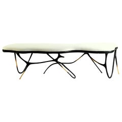 Banc calligraphique en laiton sculpté avec plateau tapissé blanc par Misaya