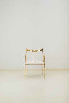 Sedia Fabrice in ottone scolpito con seduta rivestita in tessuto bianco di Misaya