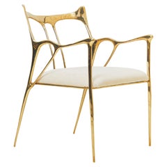 Sedia Fabrice in ottone scolpito con seduta rivestita in tessuto bianco di Misaya