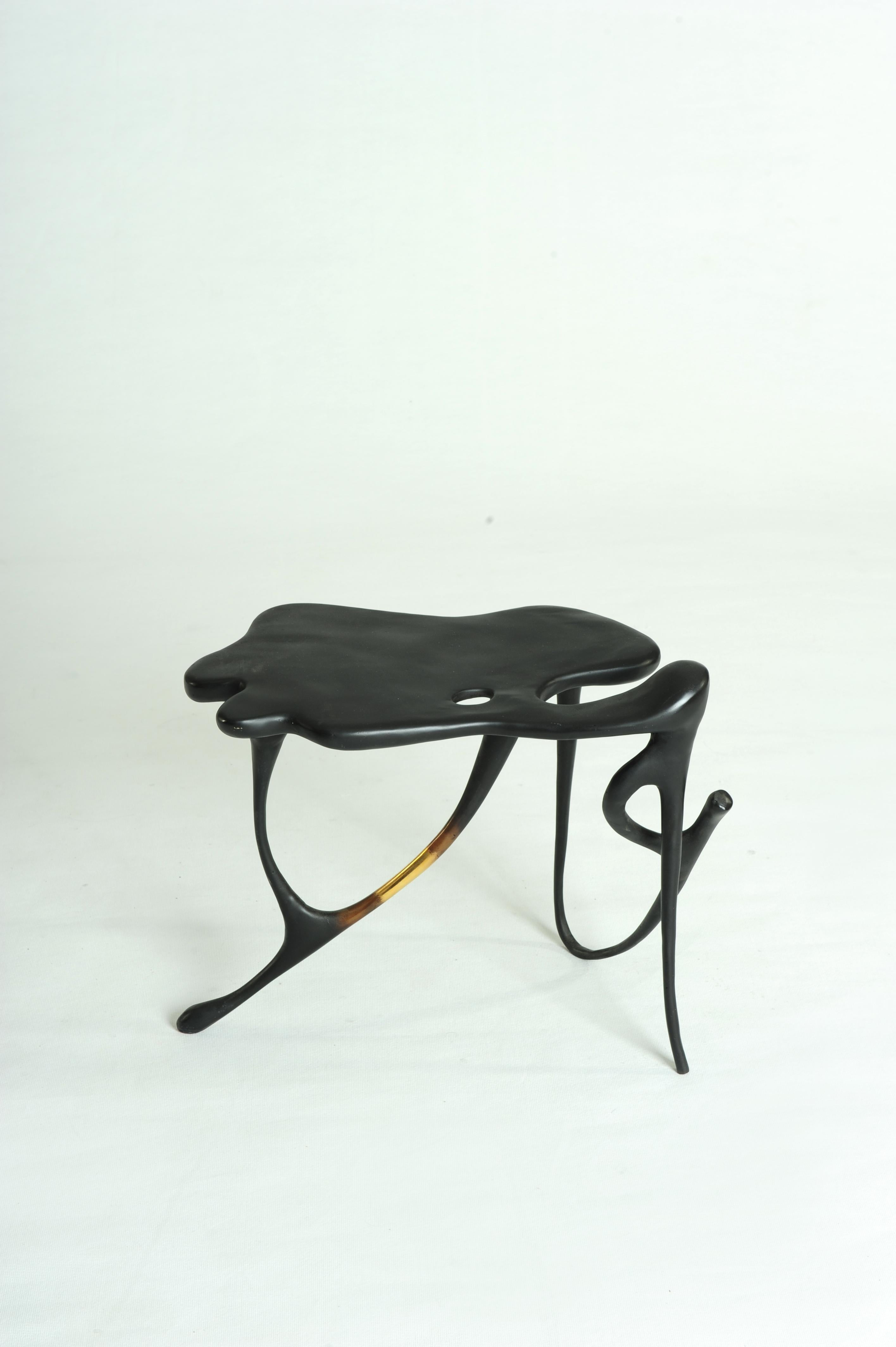 Table d'appoint sculptée en laiton poli par Misaya en vente 3