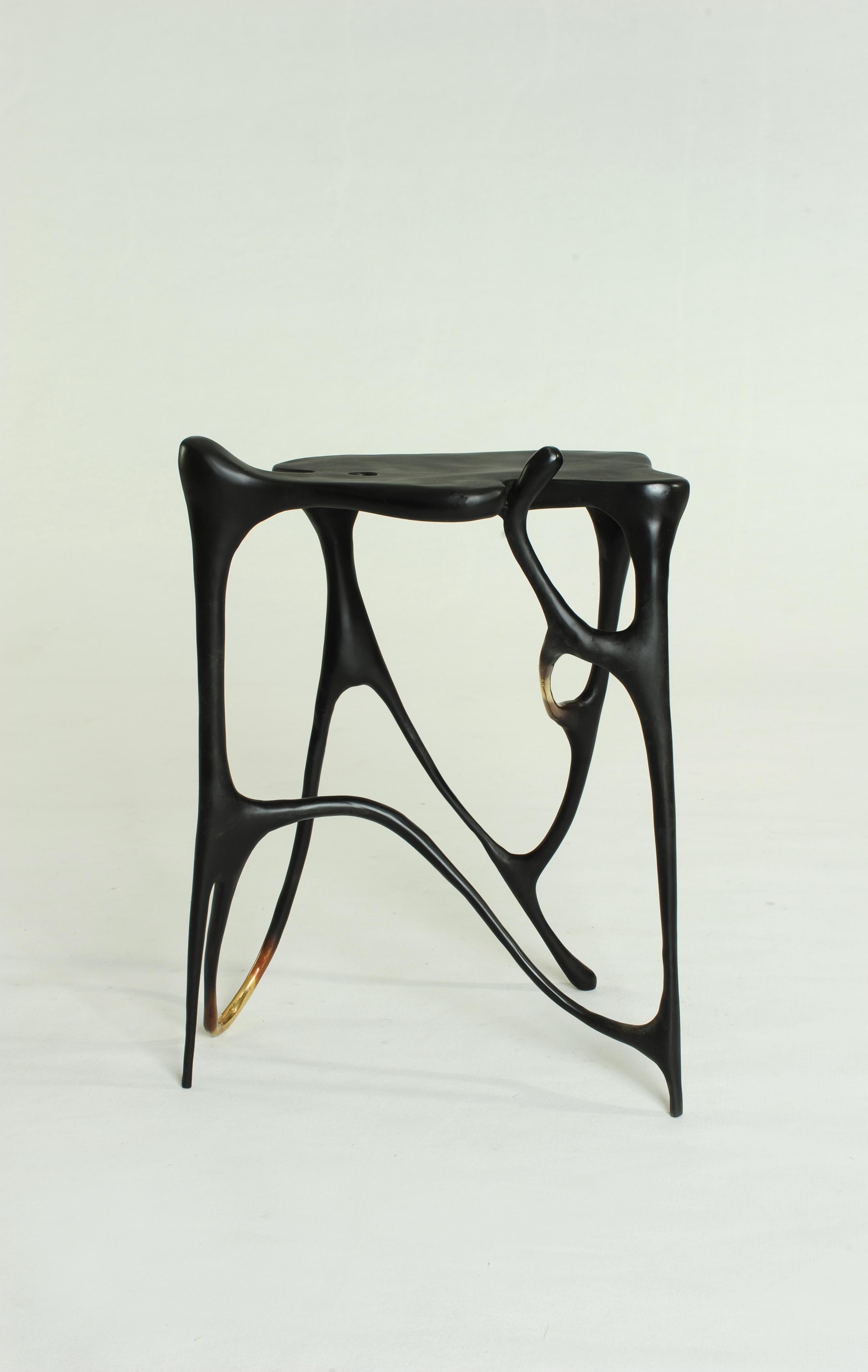 Table d'appoint calligraphique en laiton noirci/ancien/poli par Misaya en vente 5