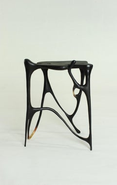 Tavolino scolpito calligrafico in ottone verniciato nero di Misaya