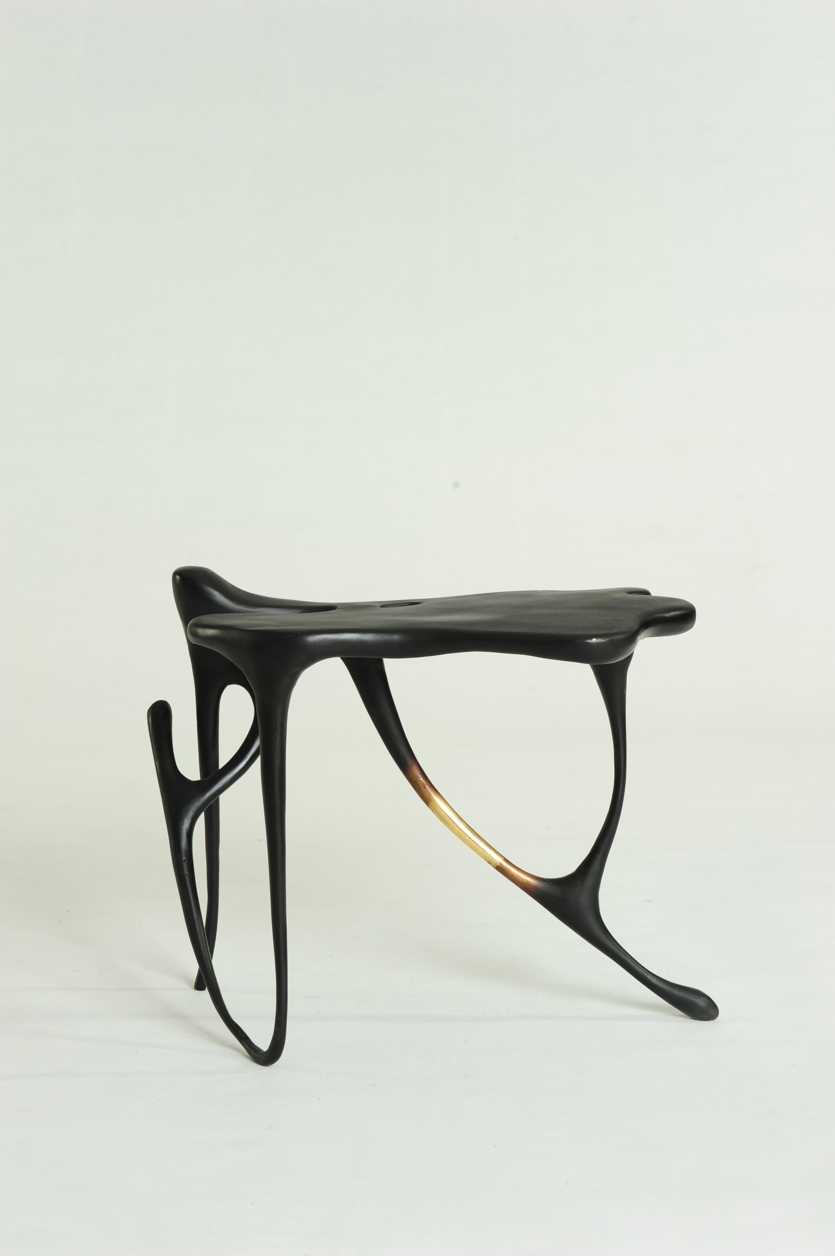 Table d'appoint en laiton sculpté calligraphique de Misaya en vente 2