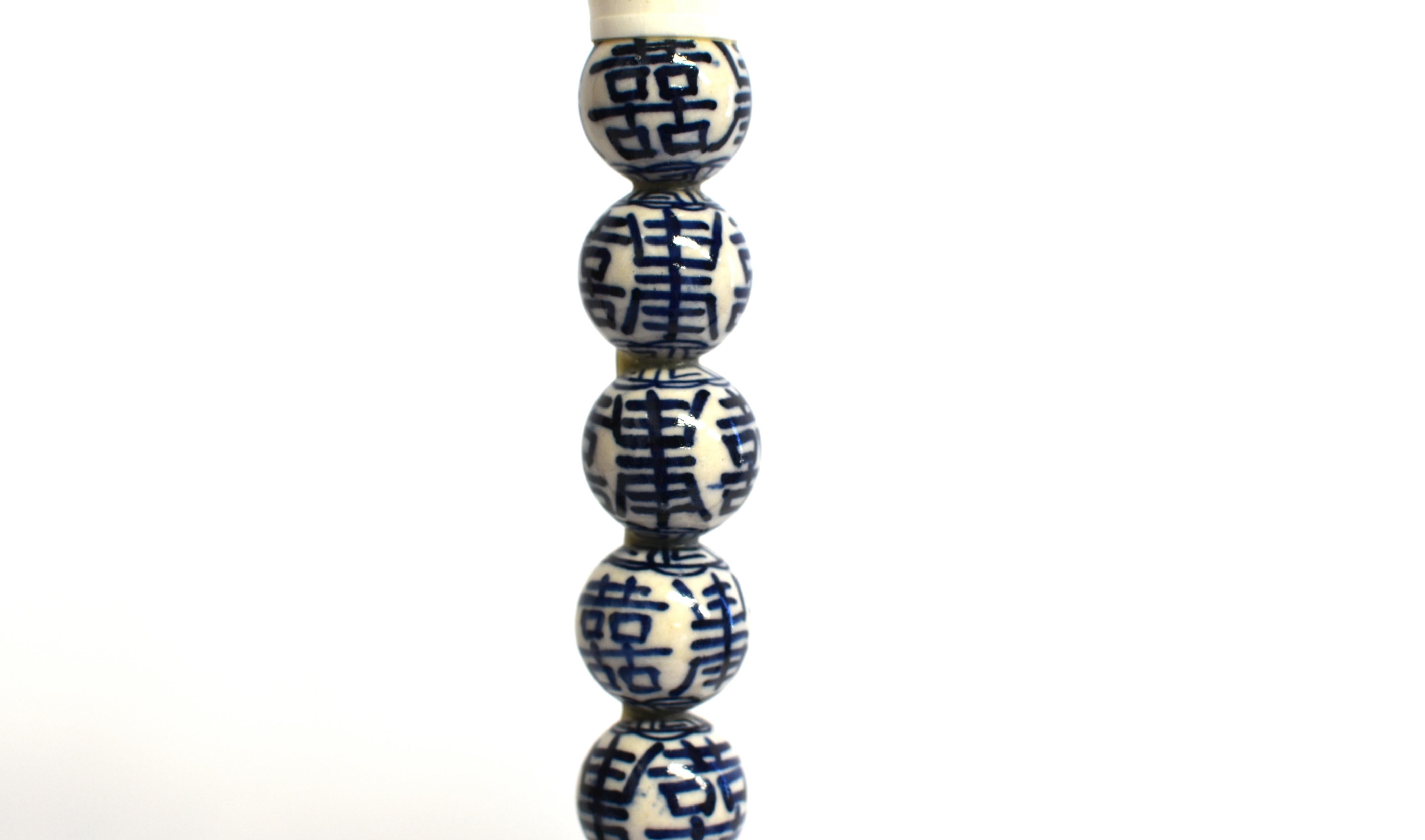 Un magnifique pinceau de calligraphie chinoise en porcelaine bleue et blanche. Poignée avec boules en porcelaine bleue et blanche peintes à la main de personnages 