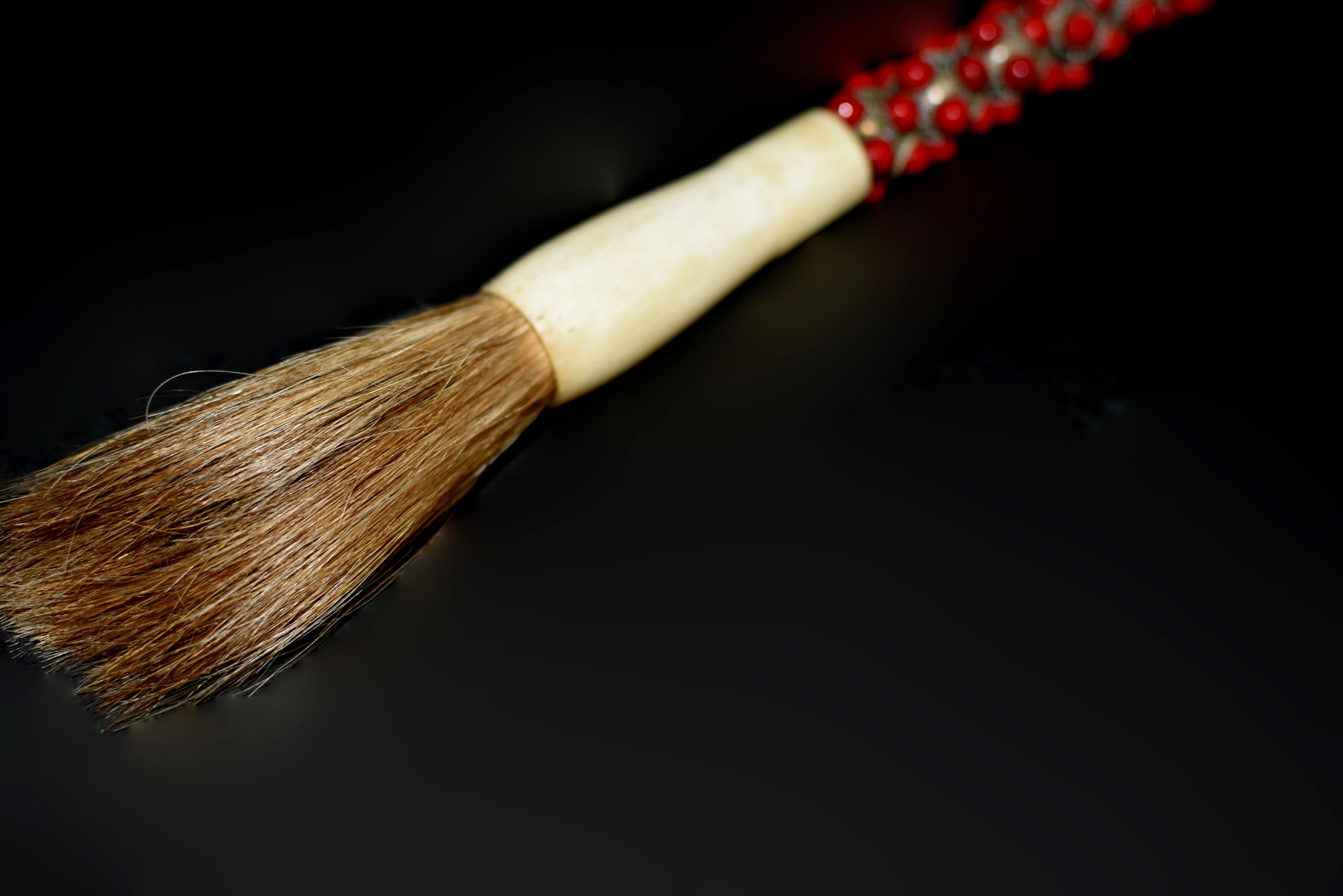 Kalligraphie Pinsel Filigran Rot Koralle Faux (20. Jahrhundert) im Angebot