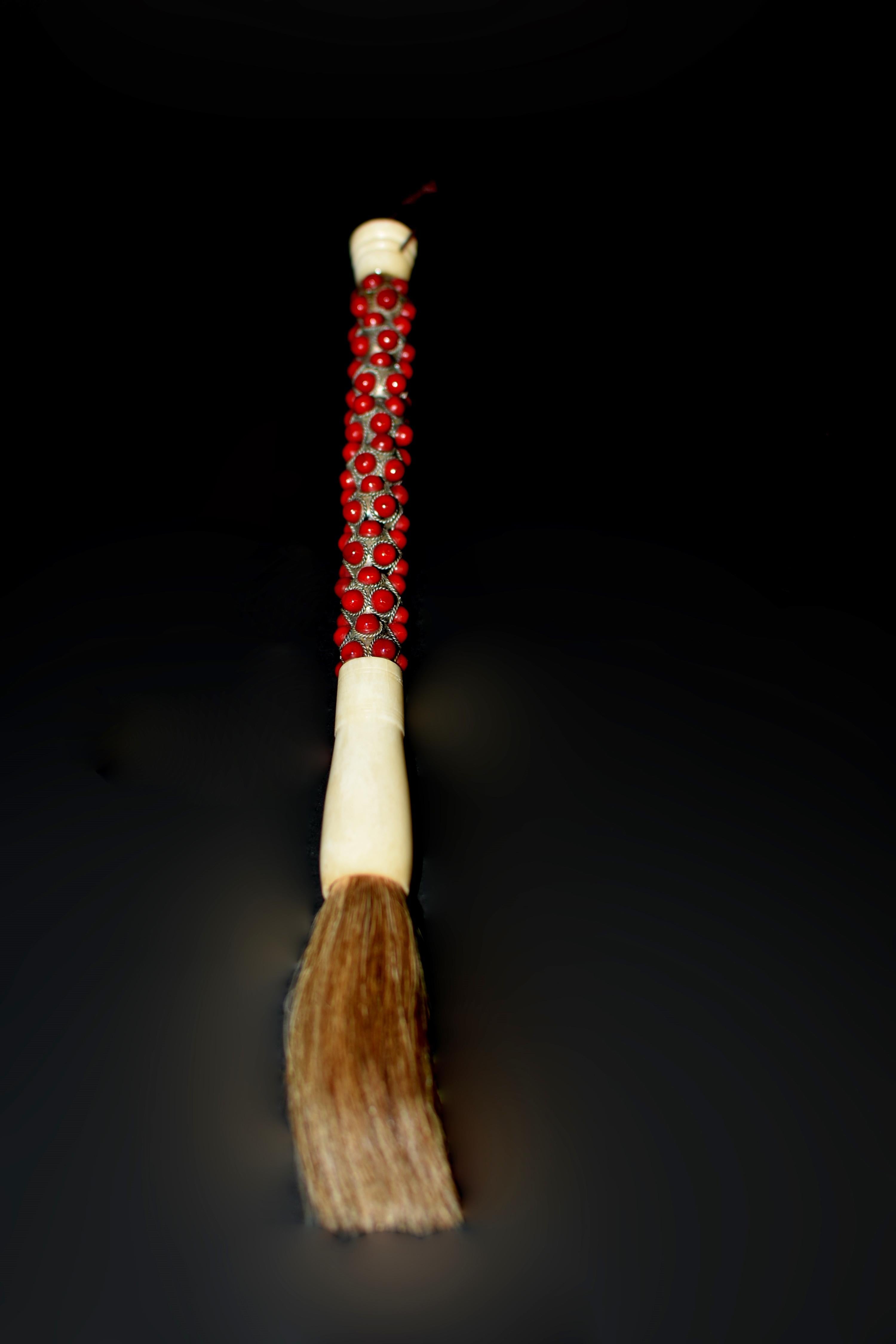 Kalligraphie Pinsel Filigran Rot Koralle Faux (Knochen) im Angebot