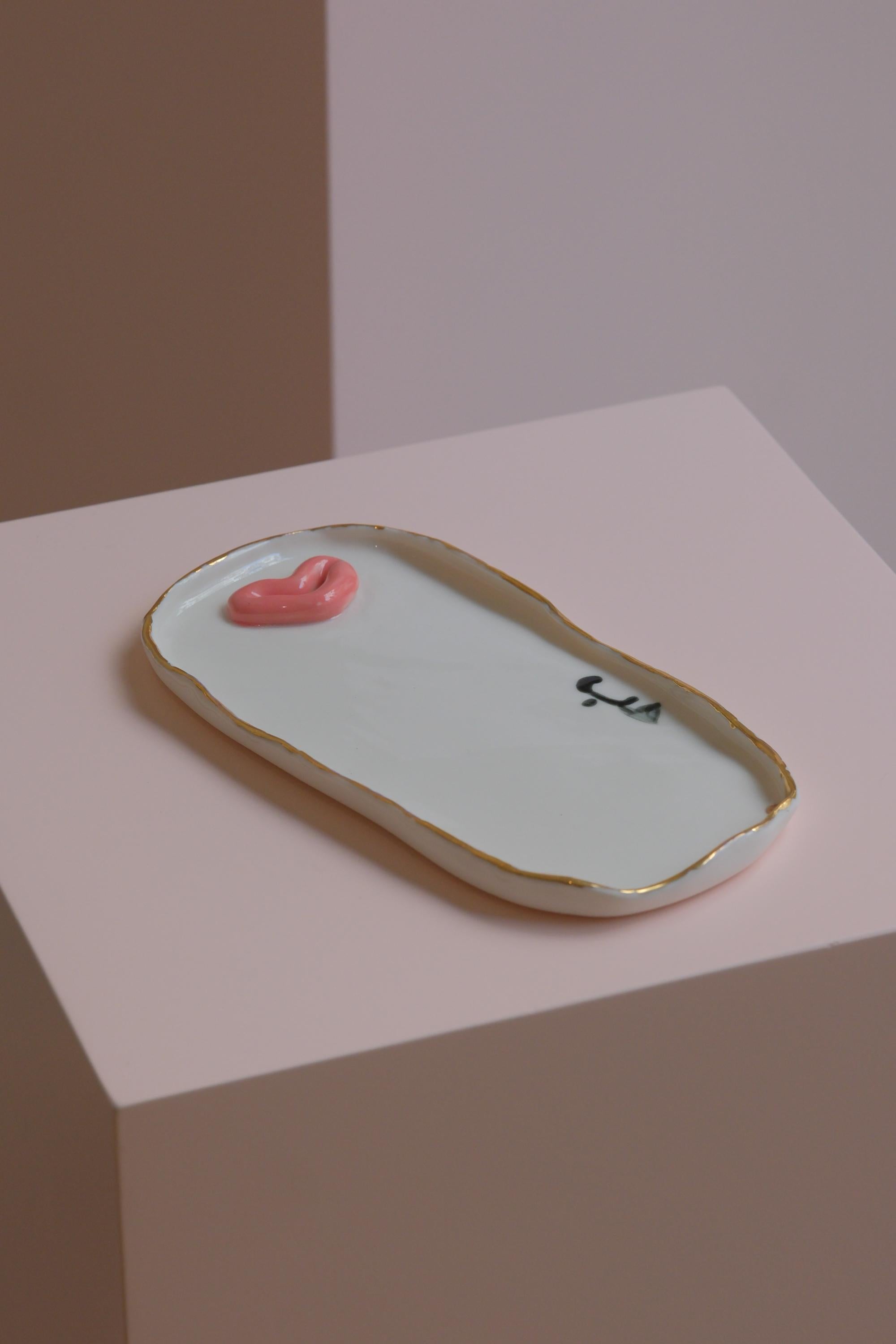 Bandeja de porcelana con caligrafía de Hania Jneid Español en venta