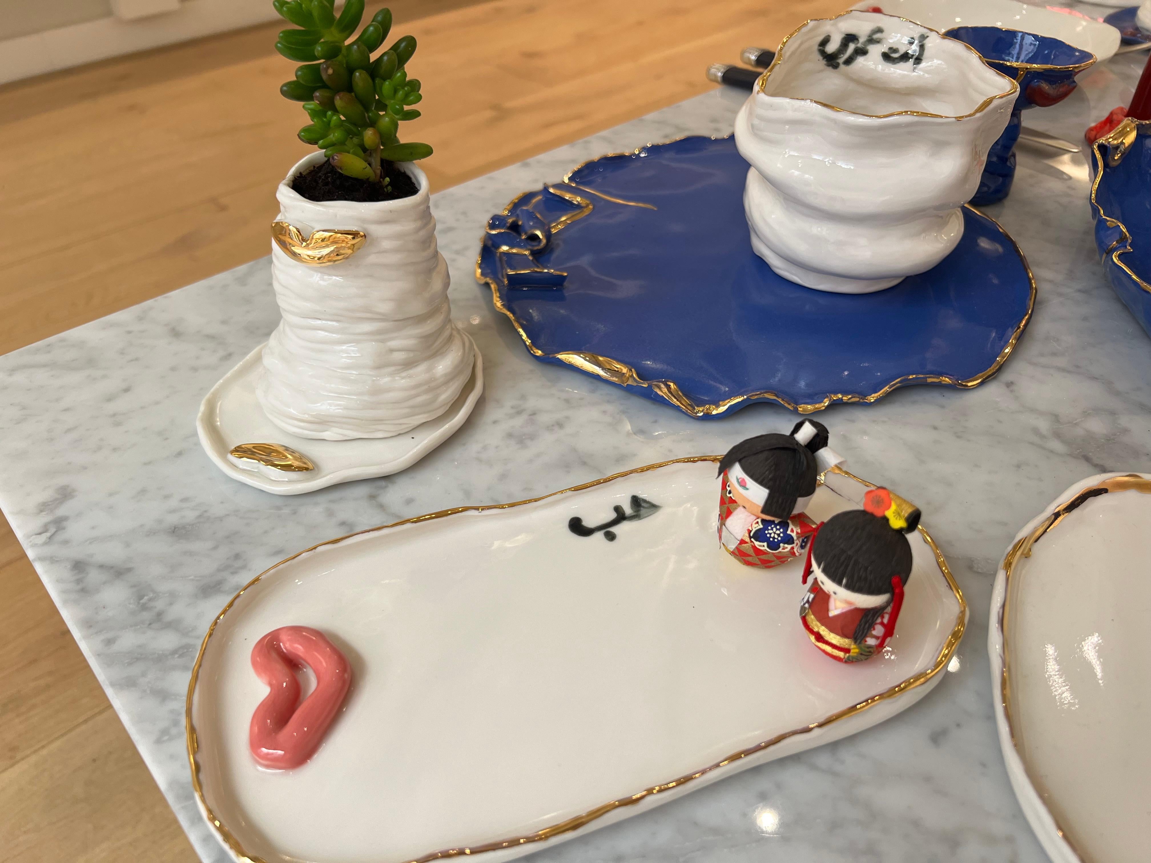 Bandeja de porcelana con caligrafía de Hania Jneid Porcelana en venta