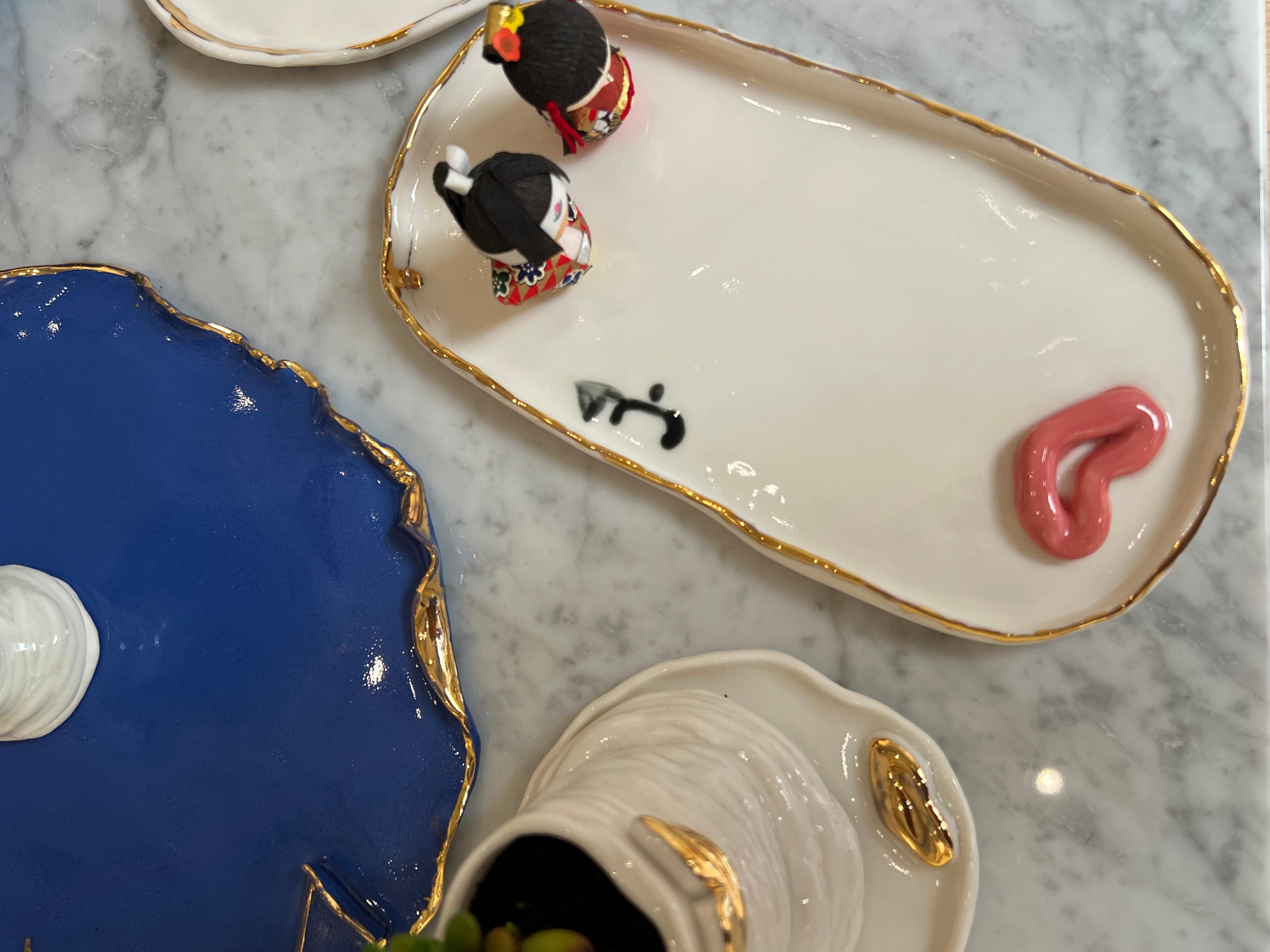 Bandeja de porcelana con caligrafía de Hania Jneid en venta 1
