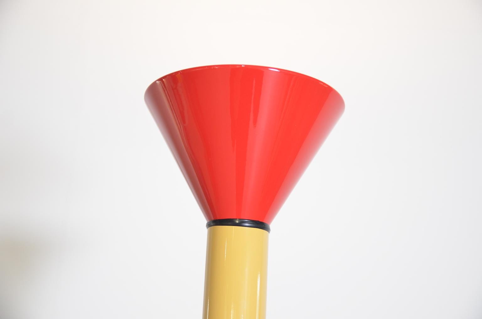 This Callimaco uplighter by Ettore Sotsass could slightly remind you of a safety match. It is a very straight forward design, with a handle on the stem which can be used to easily move the lamp. The diffuser is equipped with an LED lamp (2700k/45W)