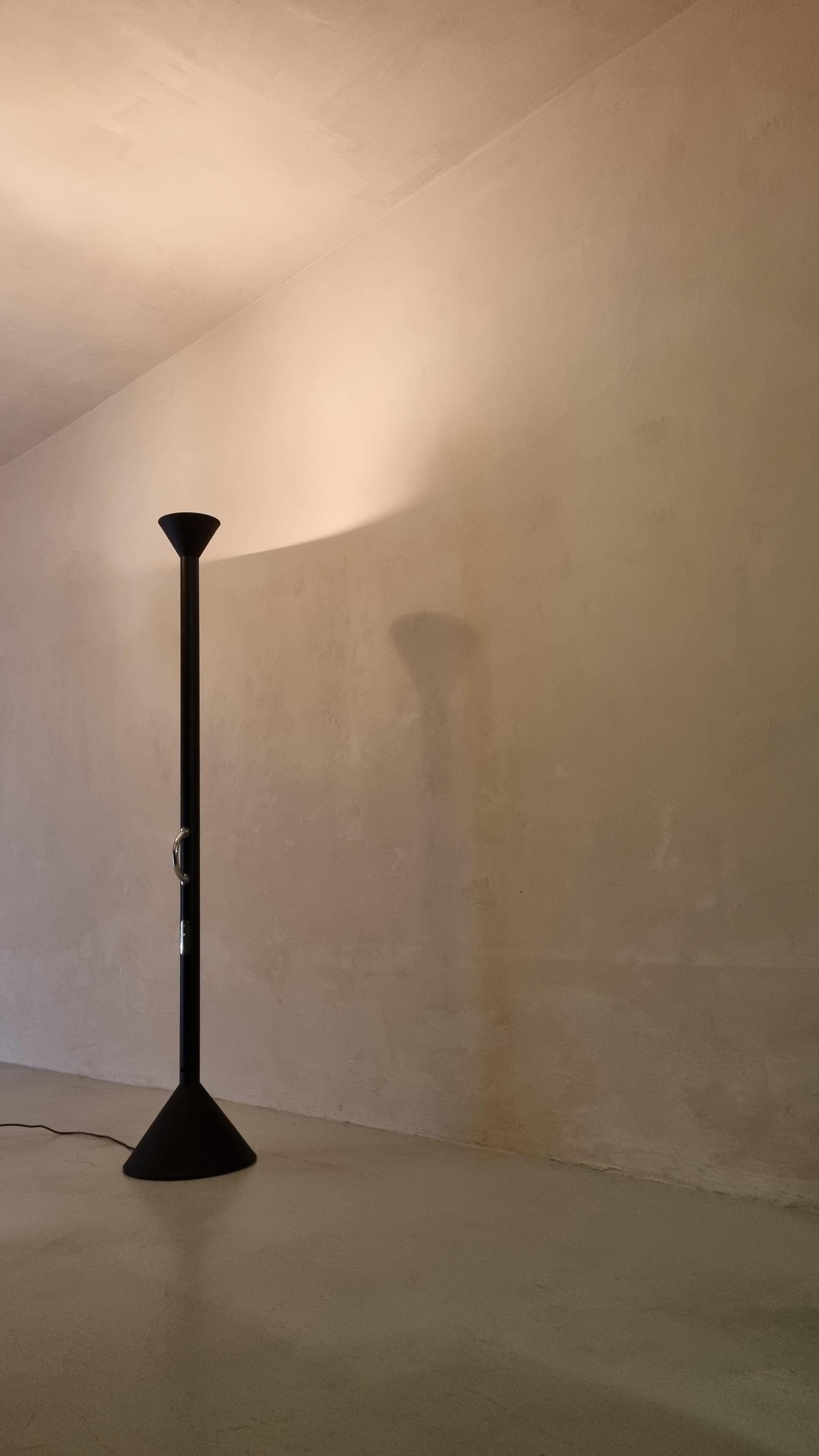 Callimaco Stehleuchte mod. entworfen von Ettore Sottsass im Jahr 1982 für Artemide.
Limitierte Auflage, schwarze Version, emblematische Leuchte von Sottsass Radical Design, die künstlerische und konzeptionelle Forschung an Alltagsgegenständen